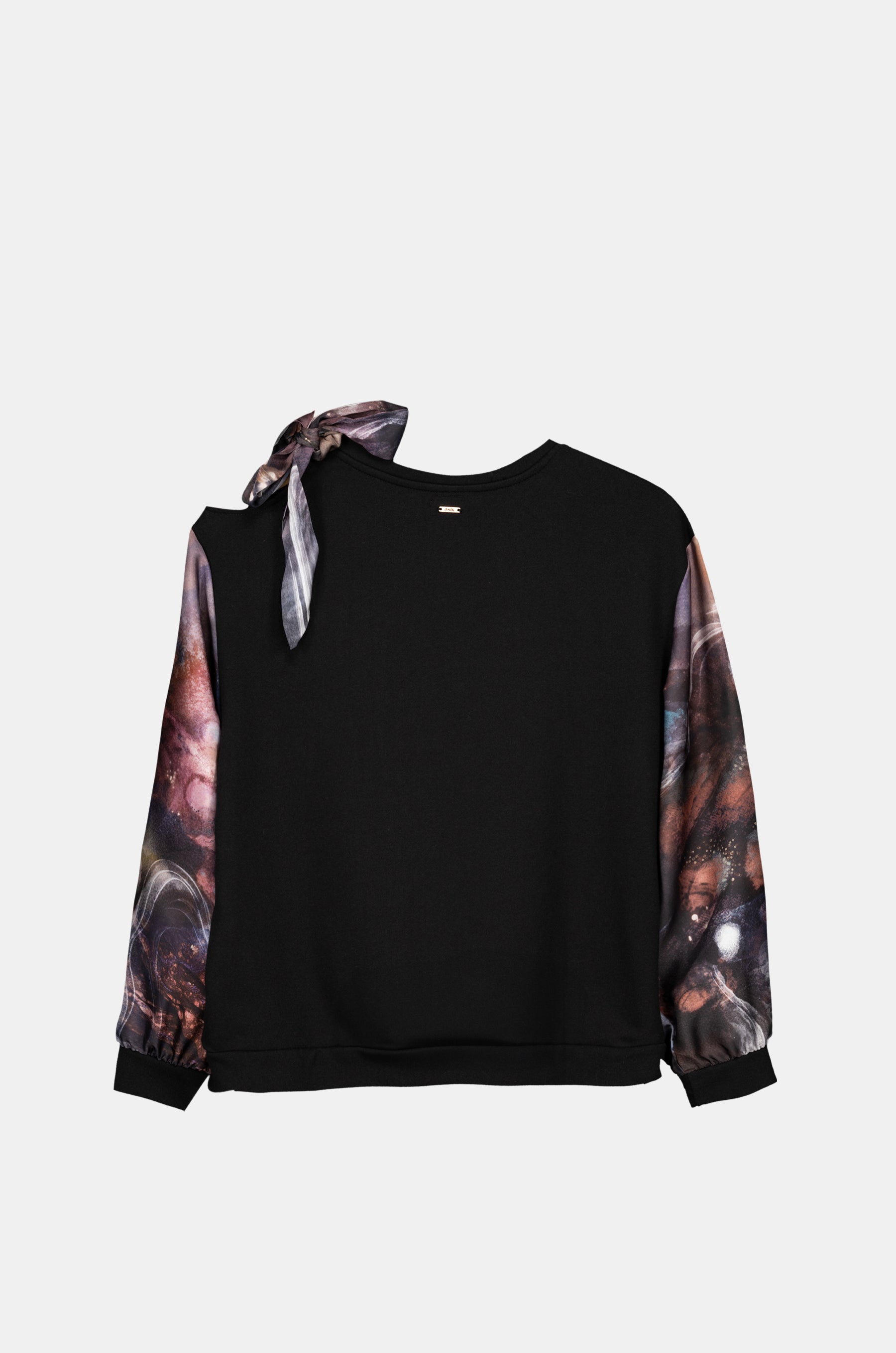 Sudadera negra mangas estampadas