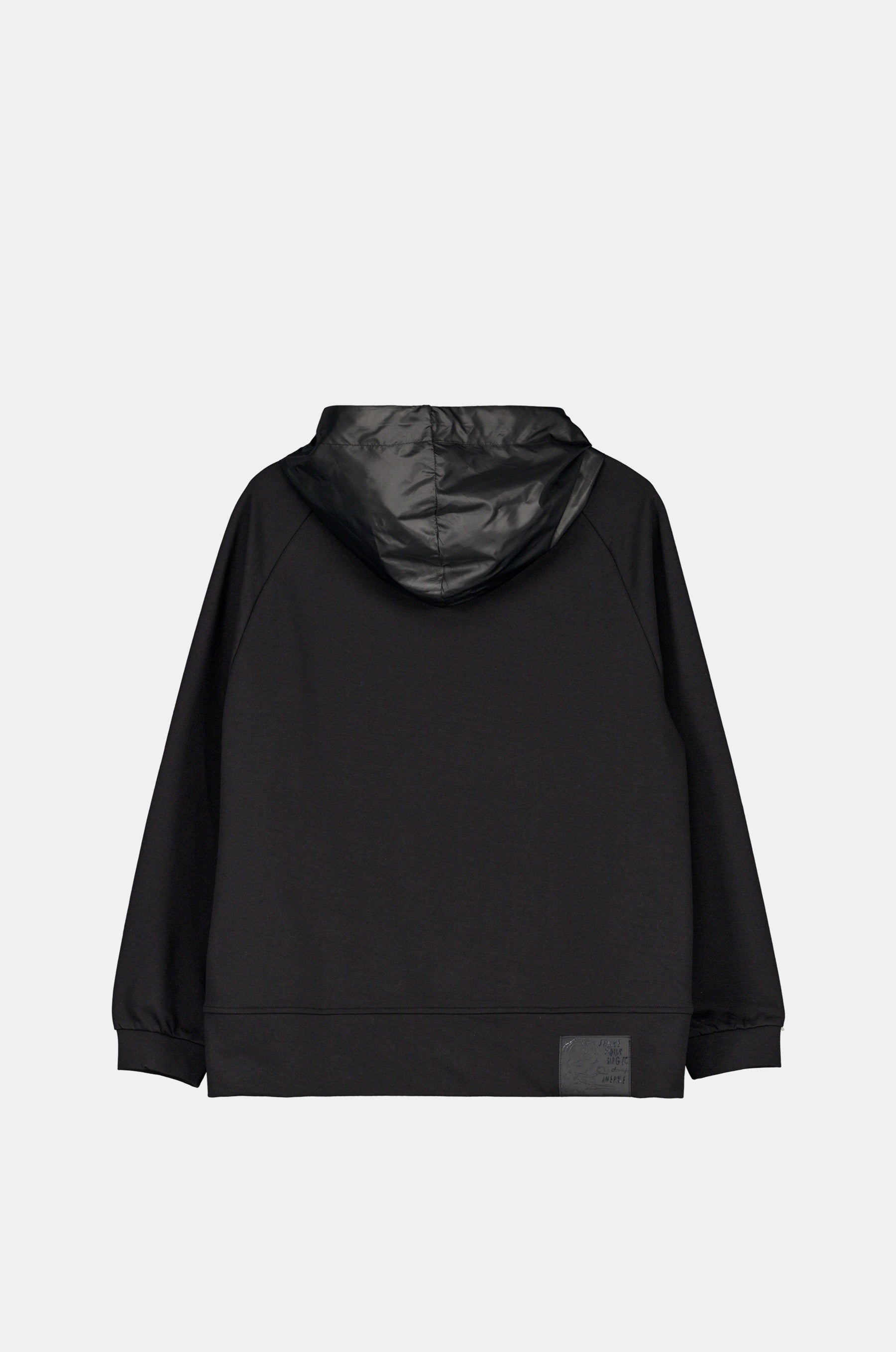 Sudadera negra con capucha