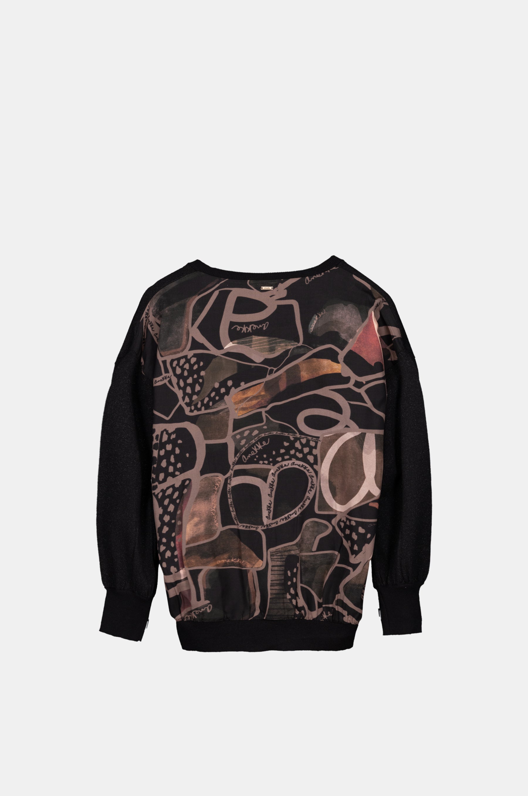 Suéter negro con espalda estampada