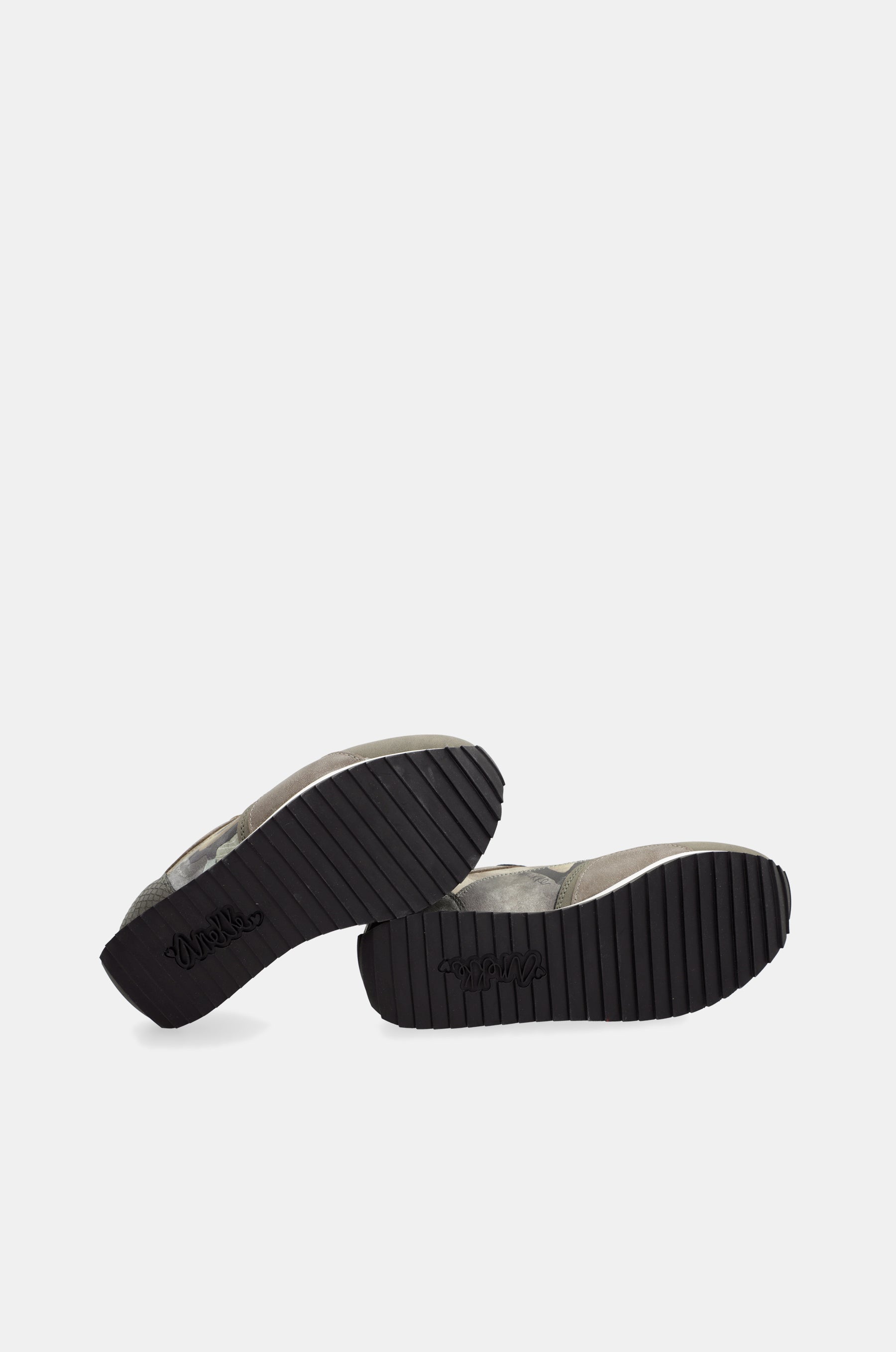 Deportivos gris Travel