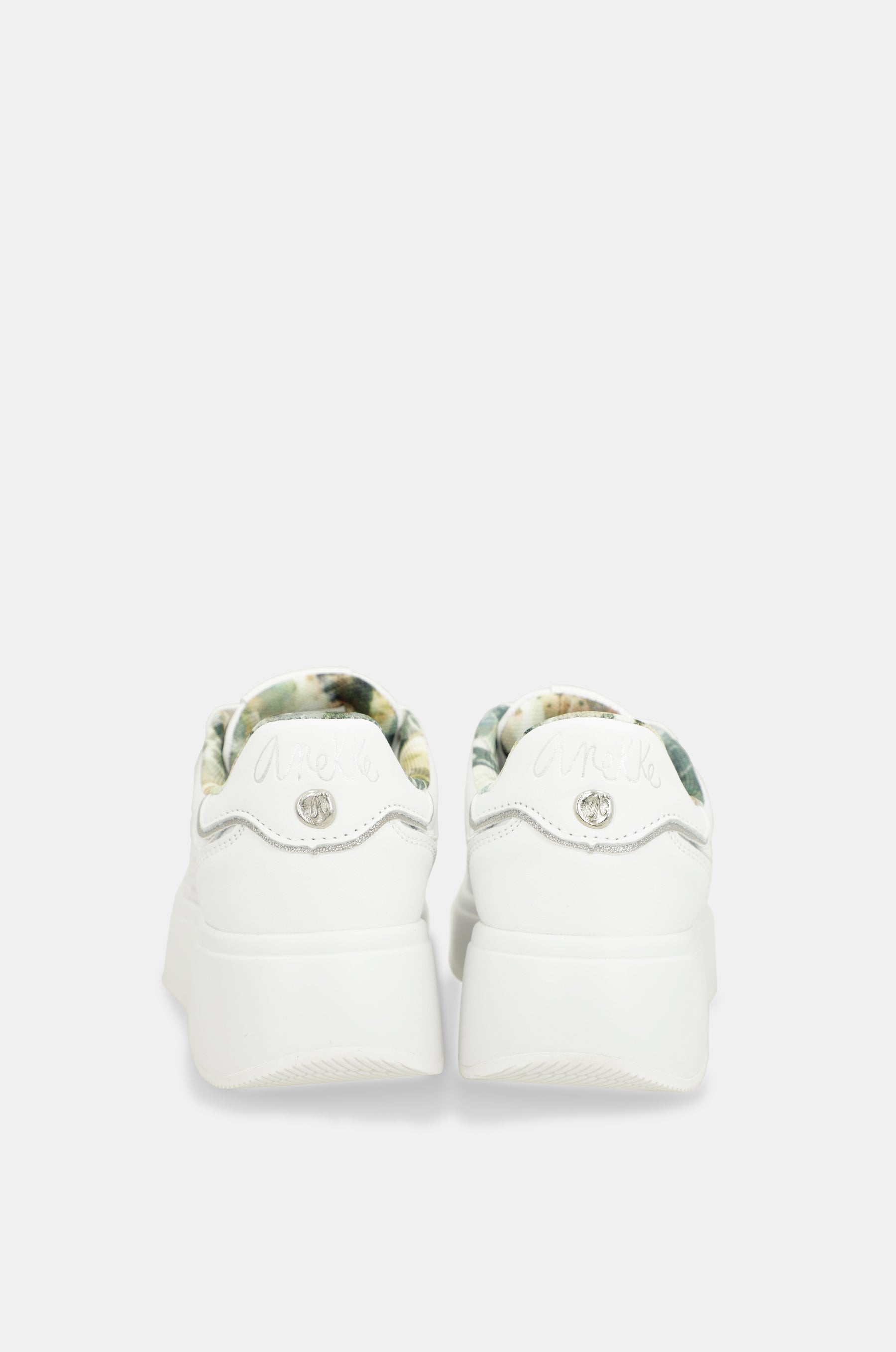 Deportivos blancos Lunares