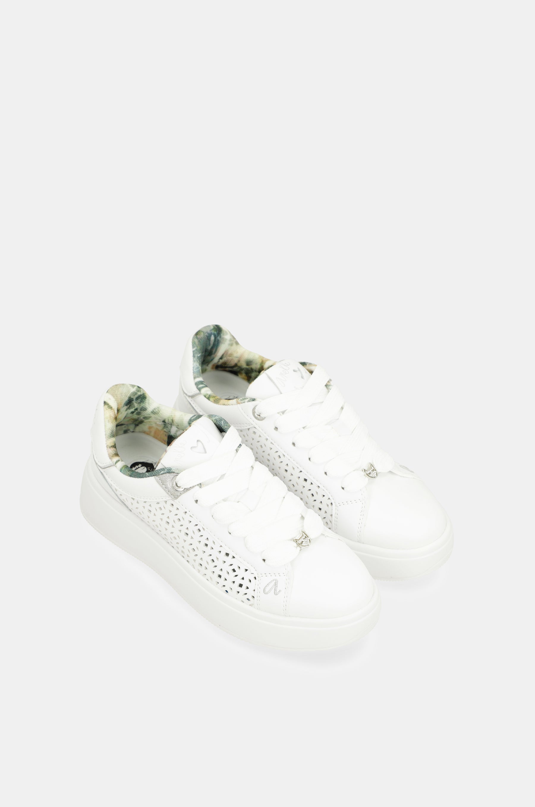 Deportivos blancos Lunares