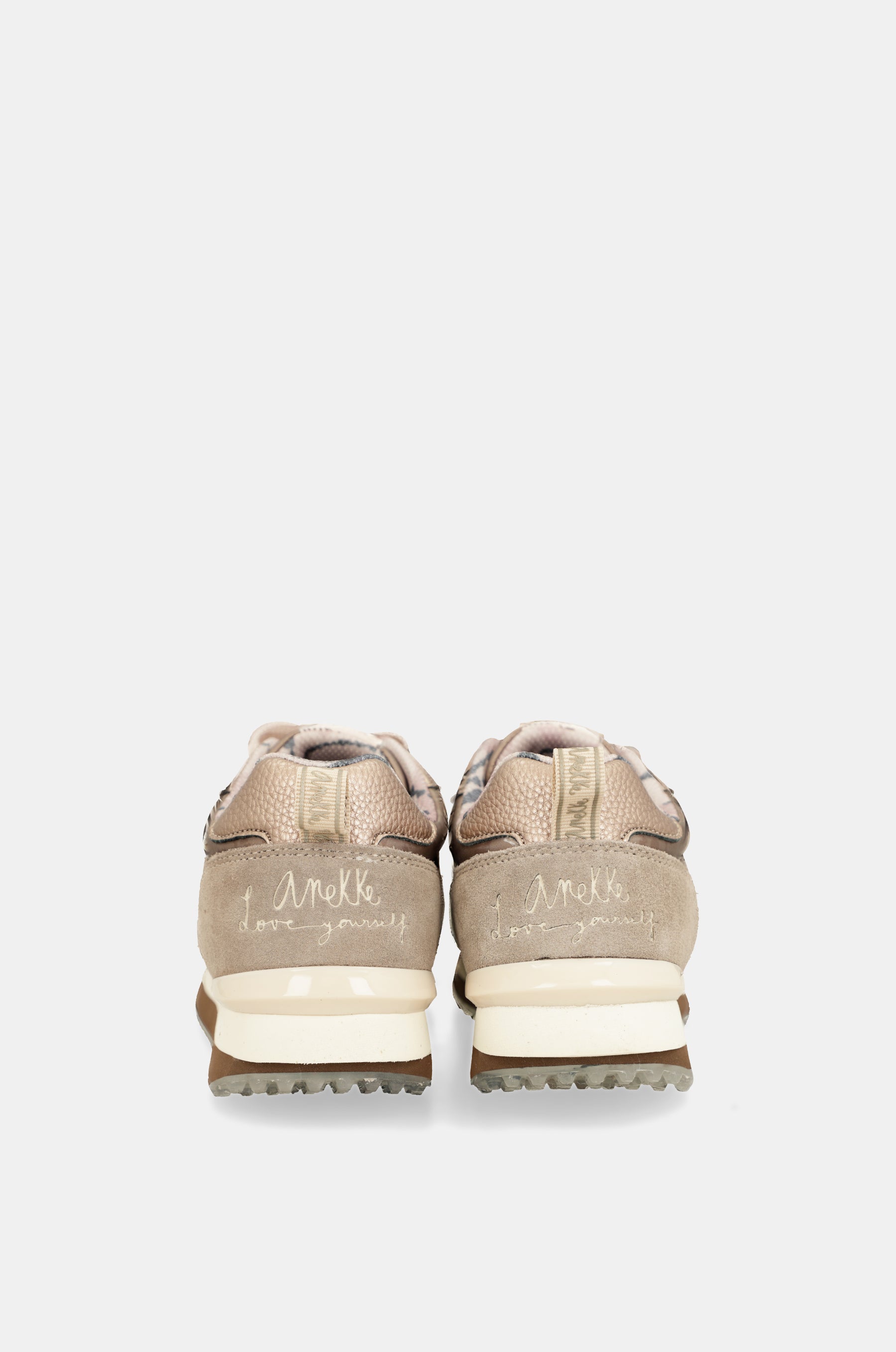 Deportivos beige suela multicolor