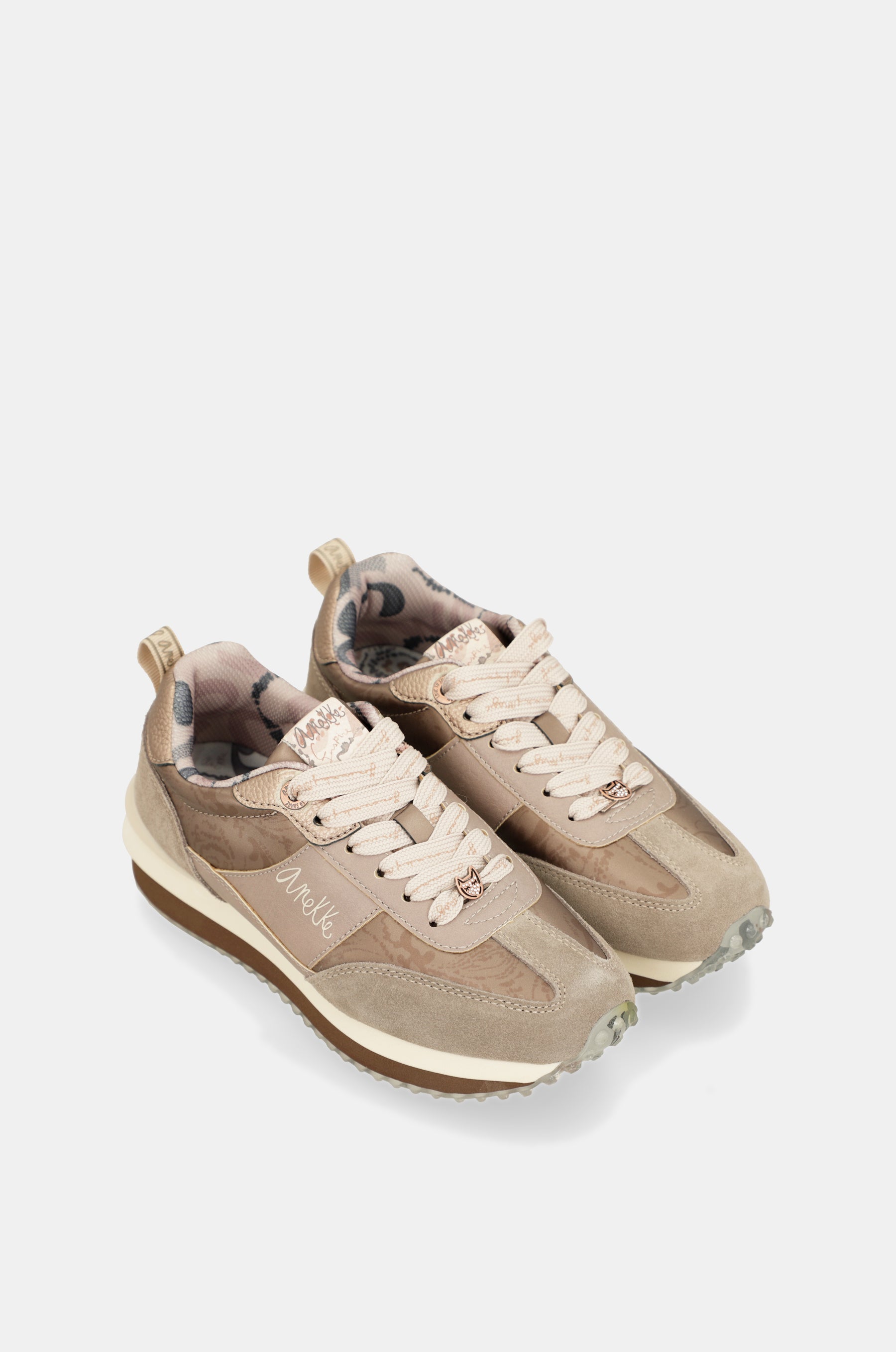 Deportivos beige suela multicolor