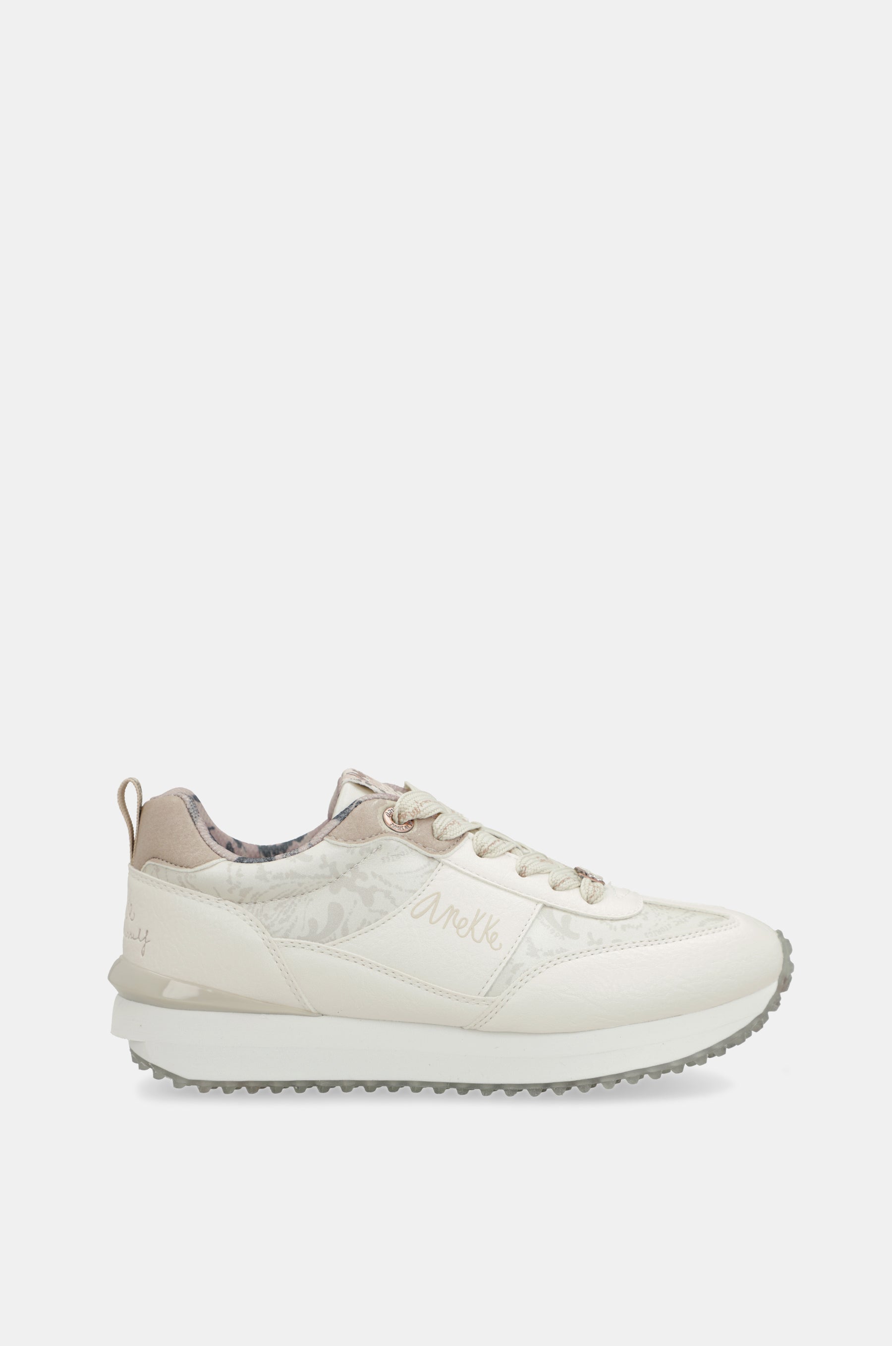 Deportivos blancos suela multicolor