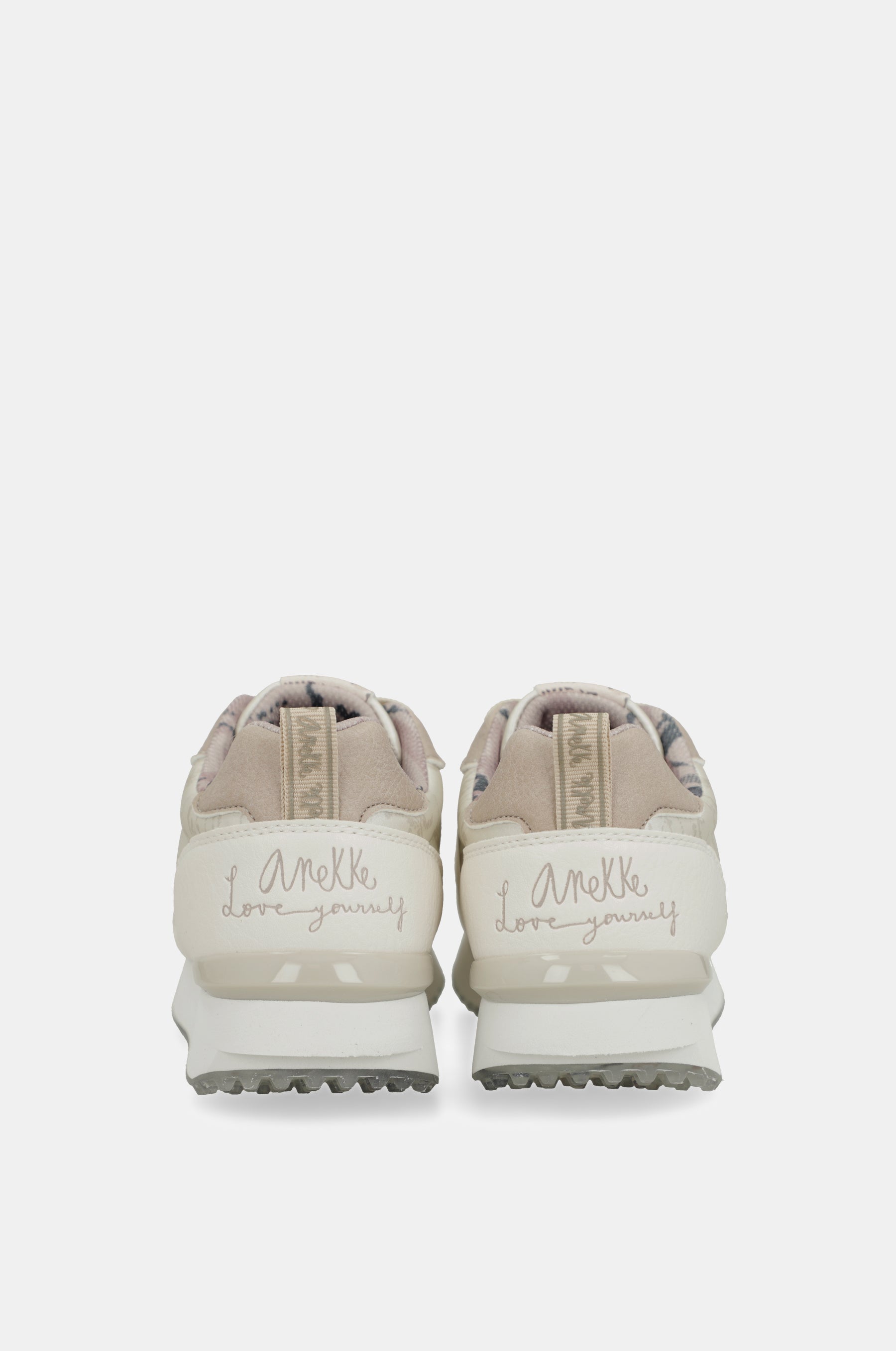 Deportivos blancos suela multicolor