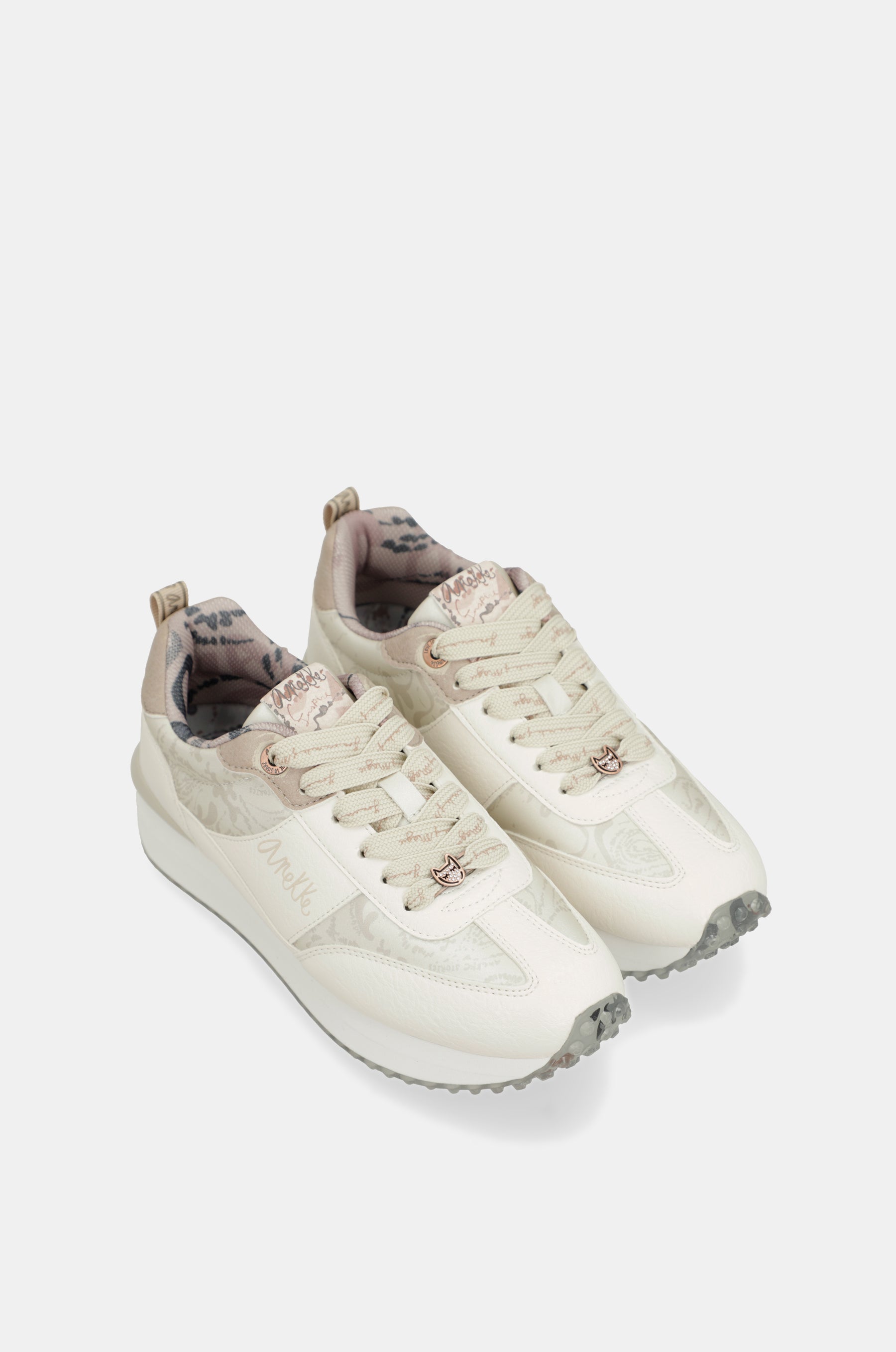 Deportivos blancos suela multicolor