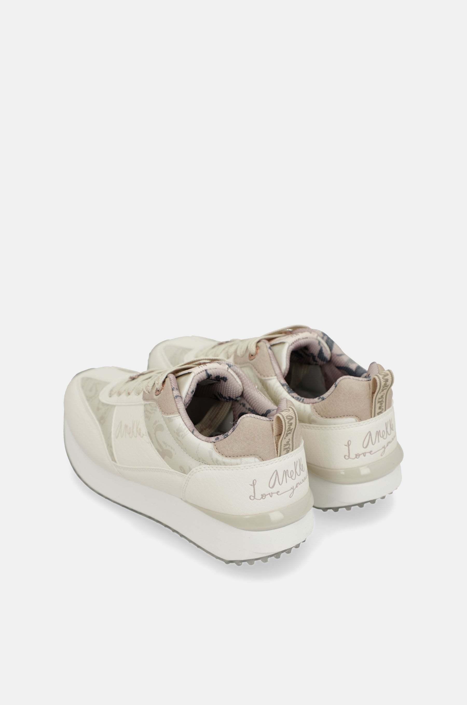 Deportivos blancos suela multicolor