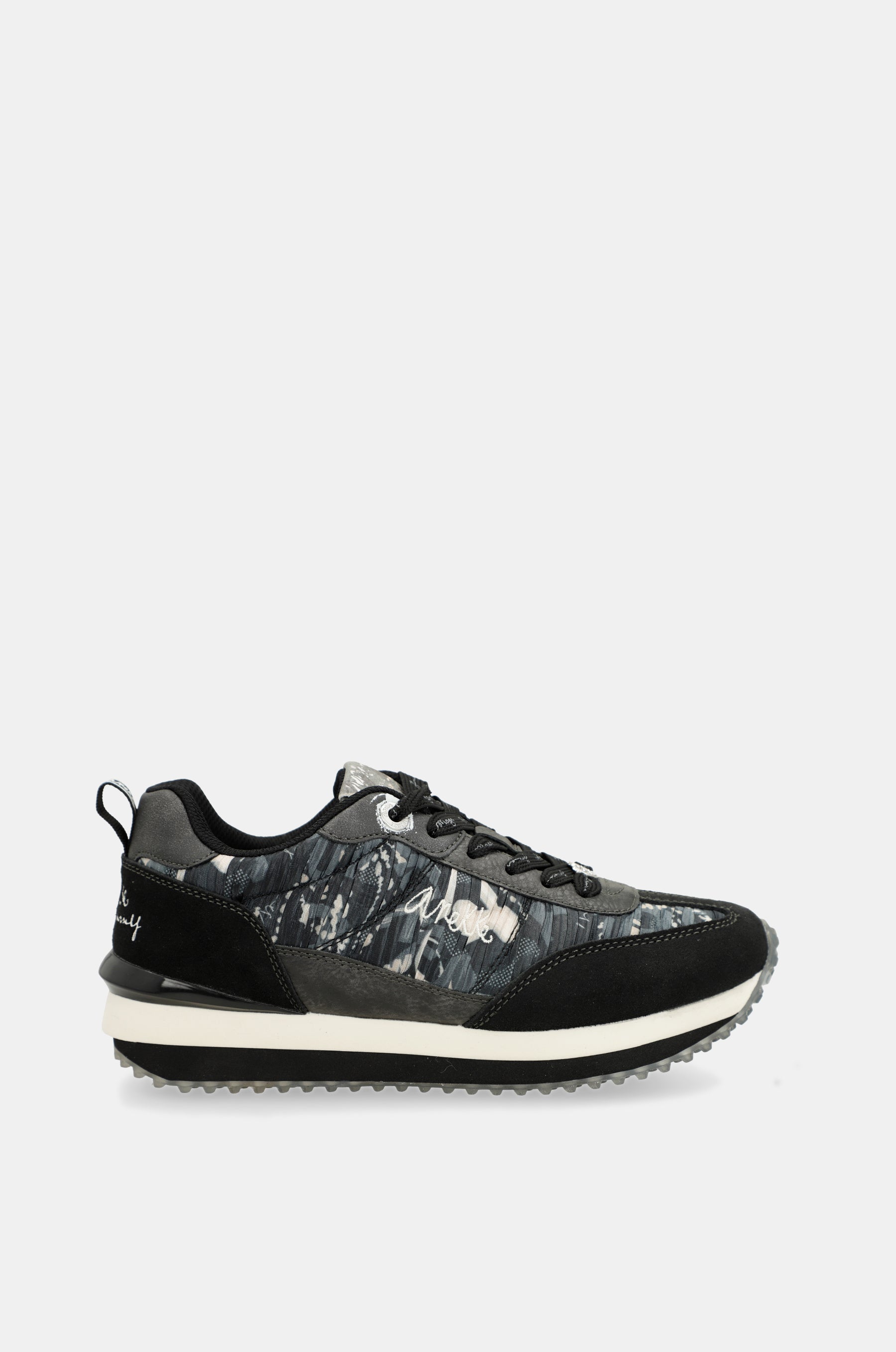 Deportivos negros suela multicolor