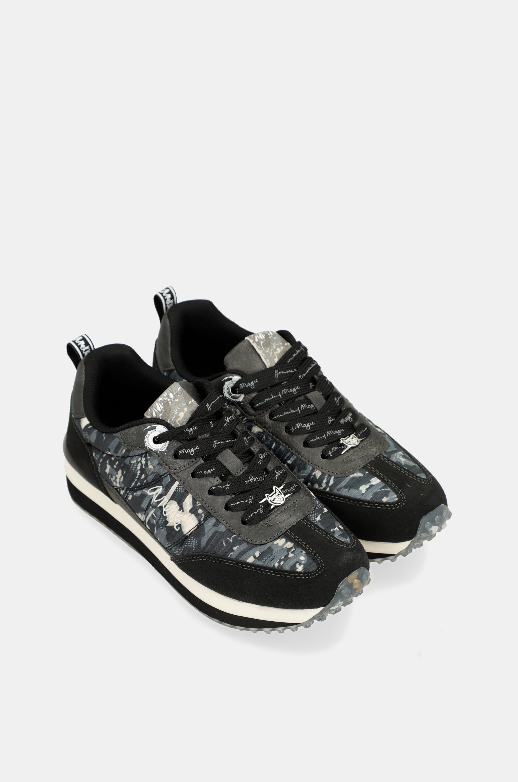 Deportivos negros suela multicolor