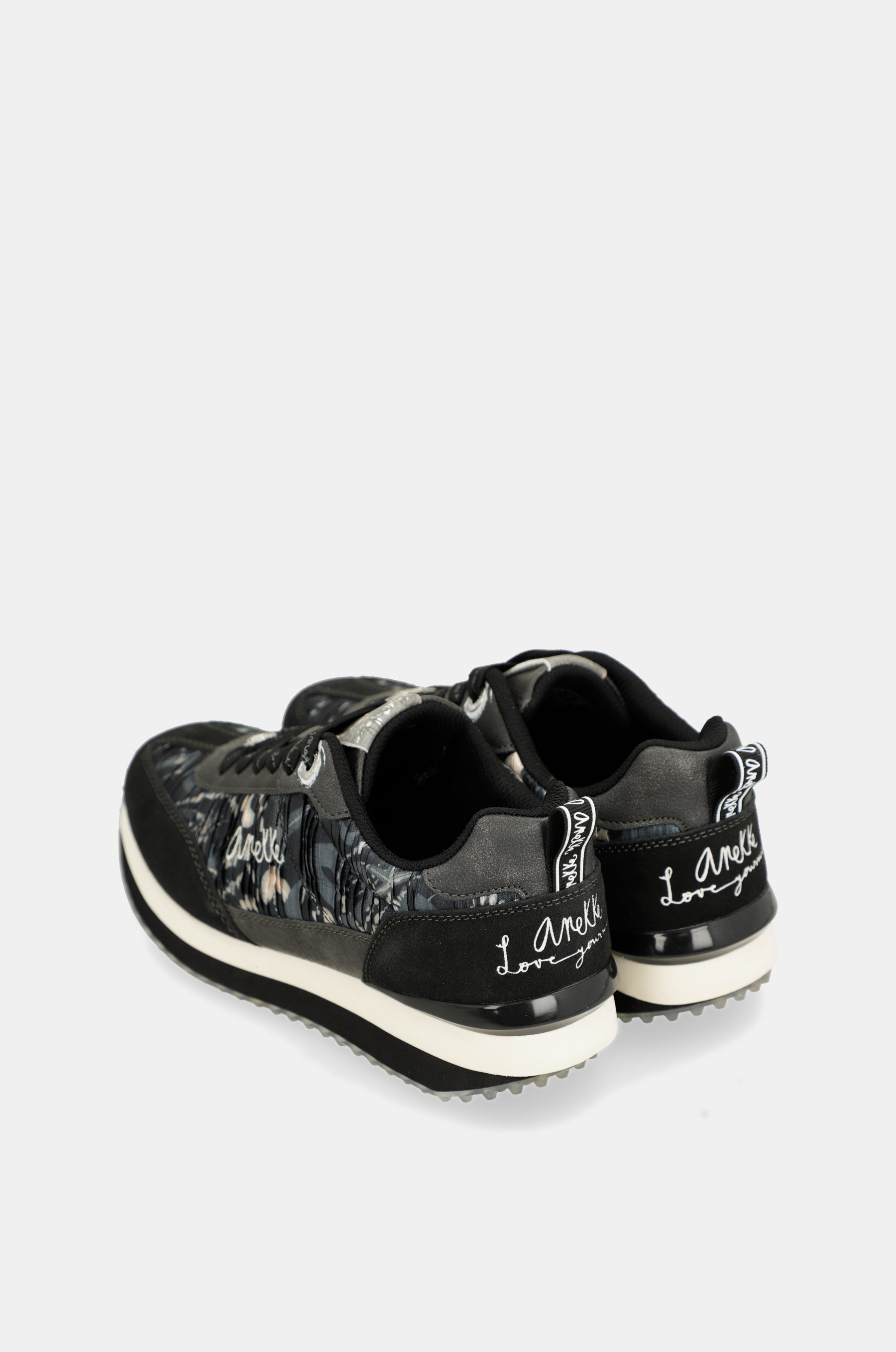 Deportivos negros suela multicolor