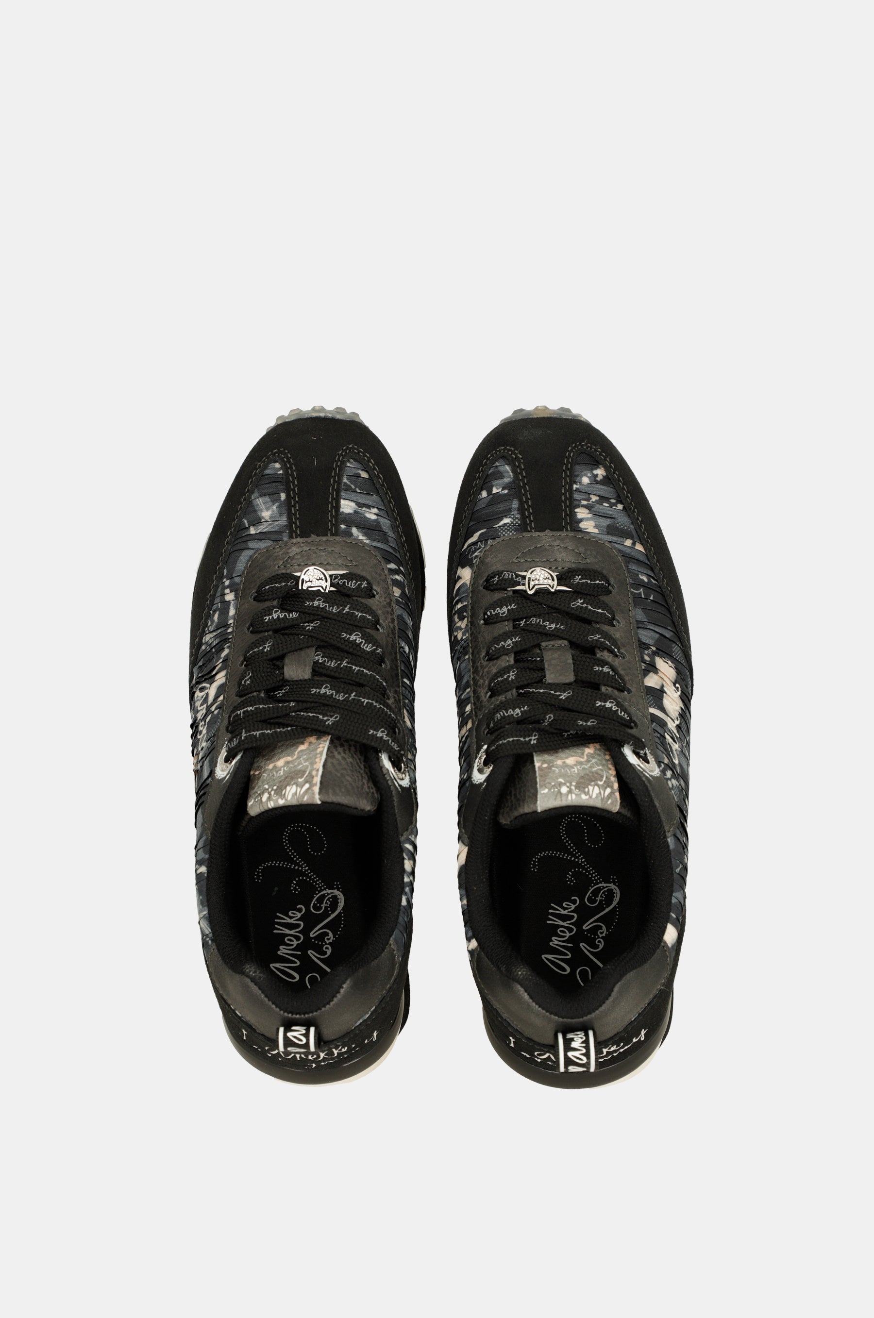 Deportivos negros suela multicolor