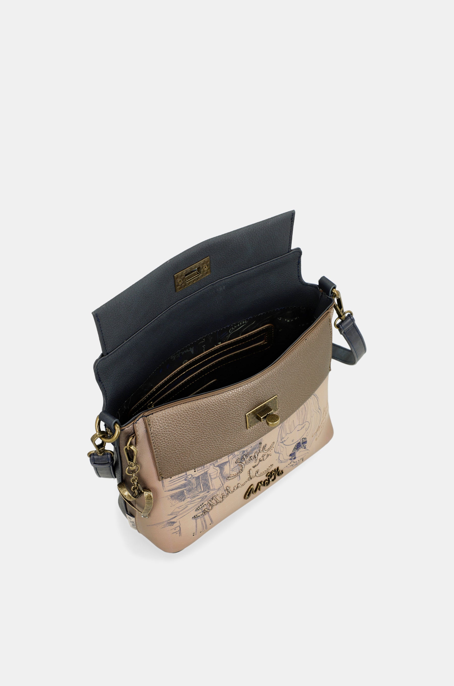Bandolera con solapa y asa corta Studio