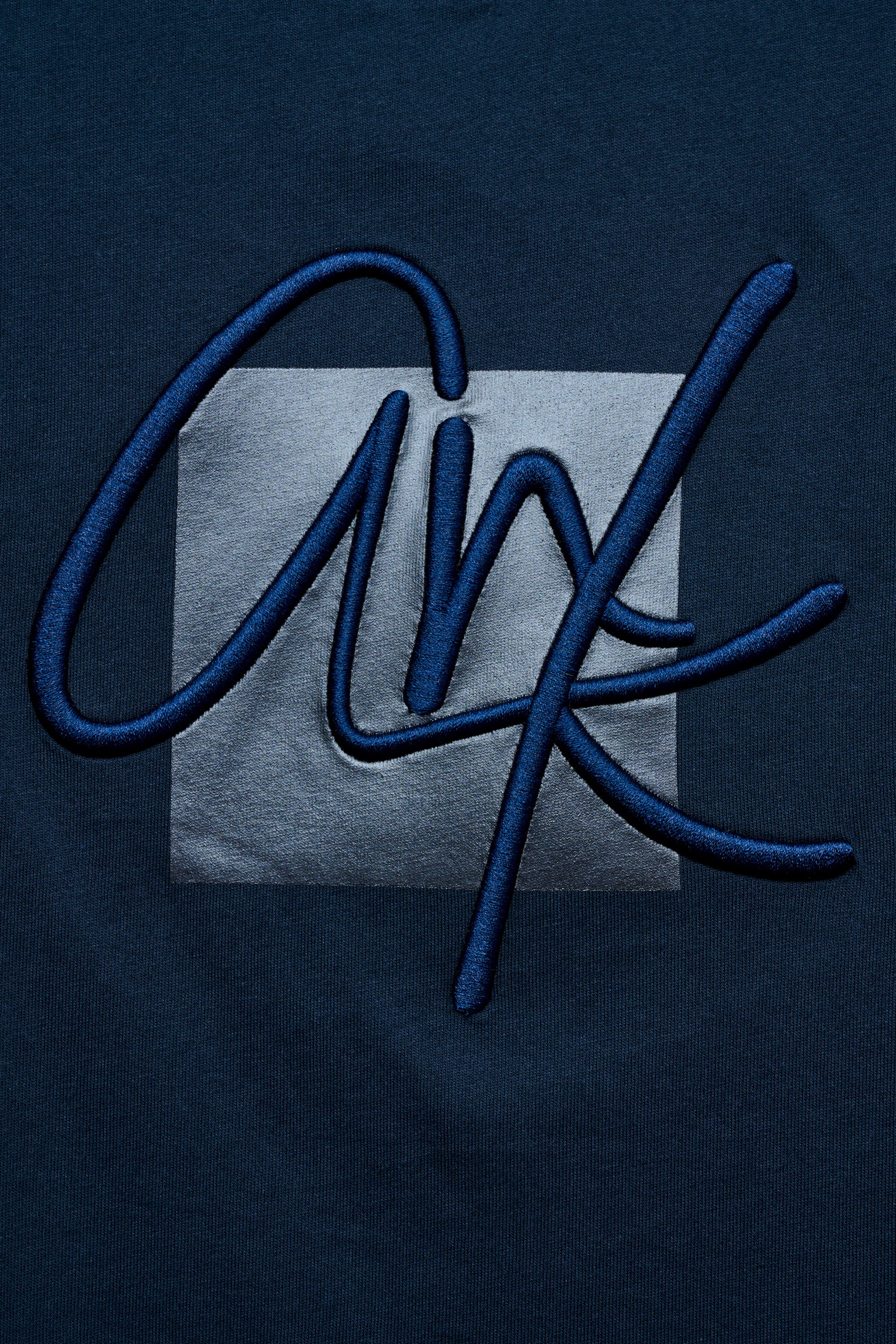 Camiseta con manga abullonada azul marino
