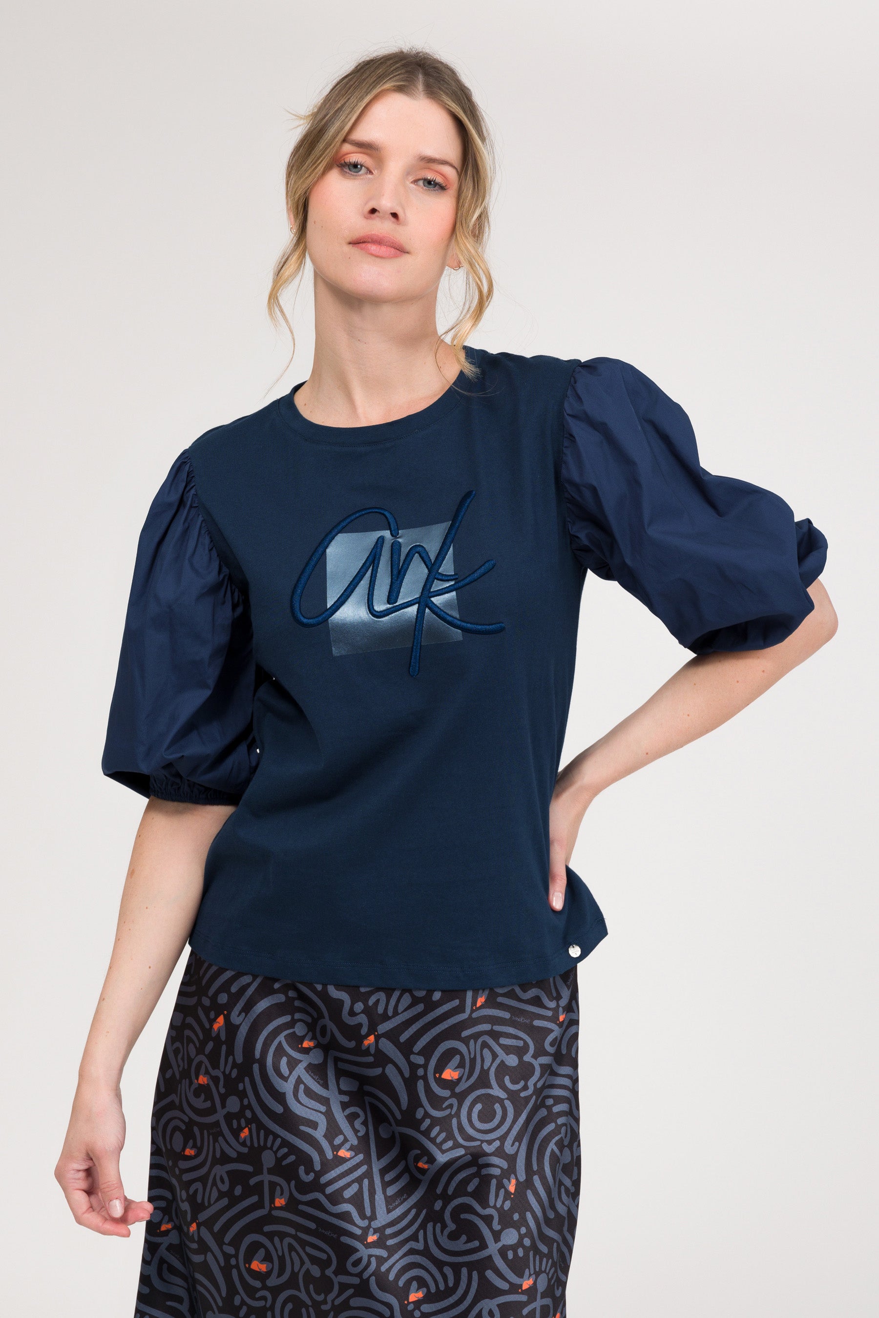 Camiseta con manga abullonada azul marino