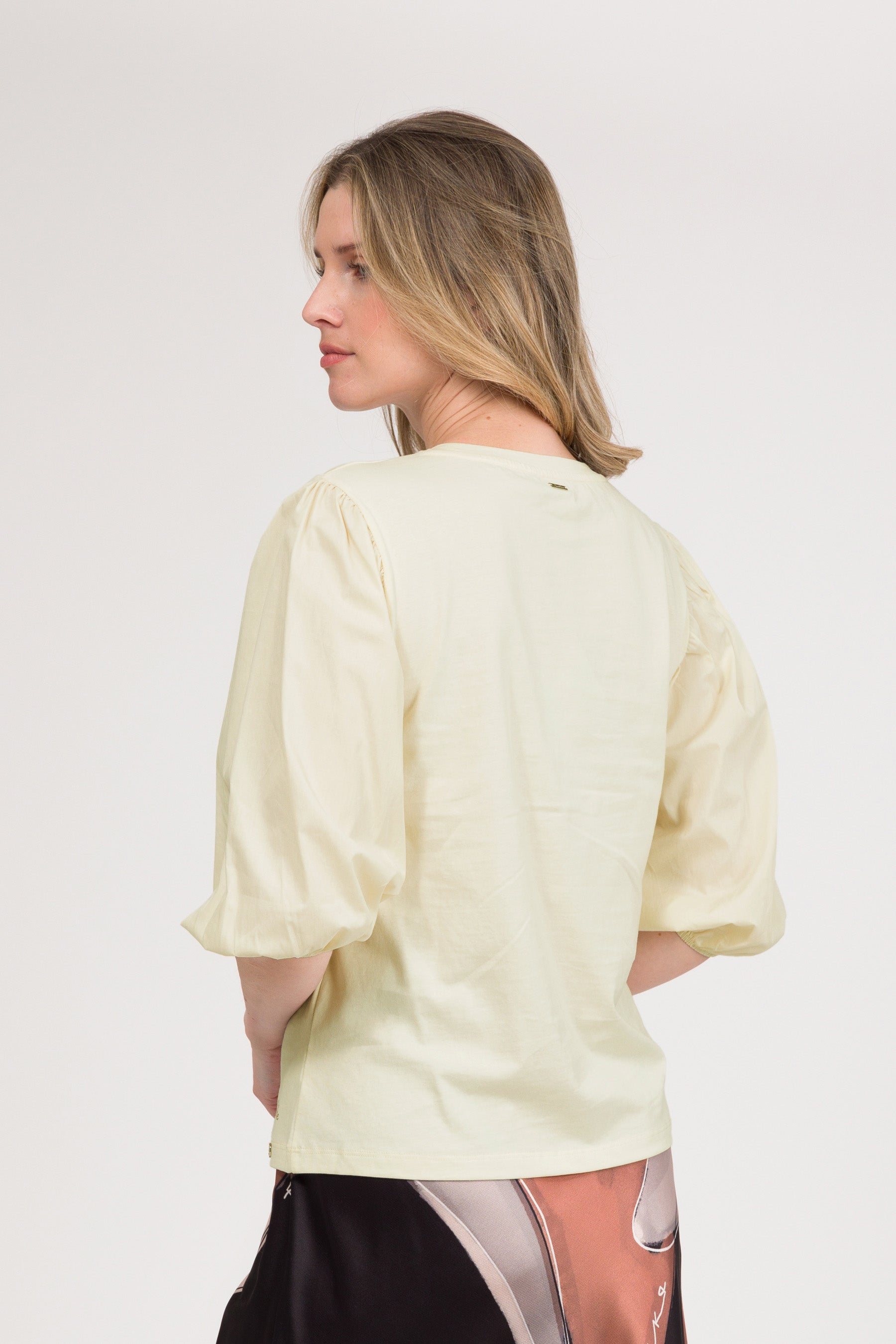 Camiseta con manga abullonada beige
