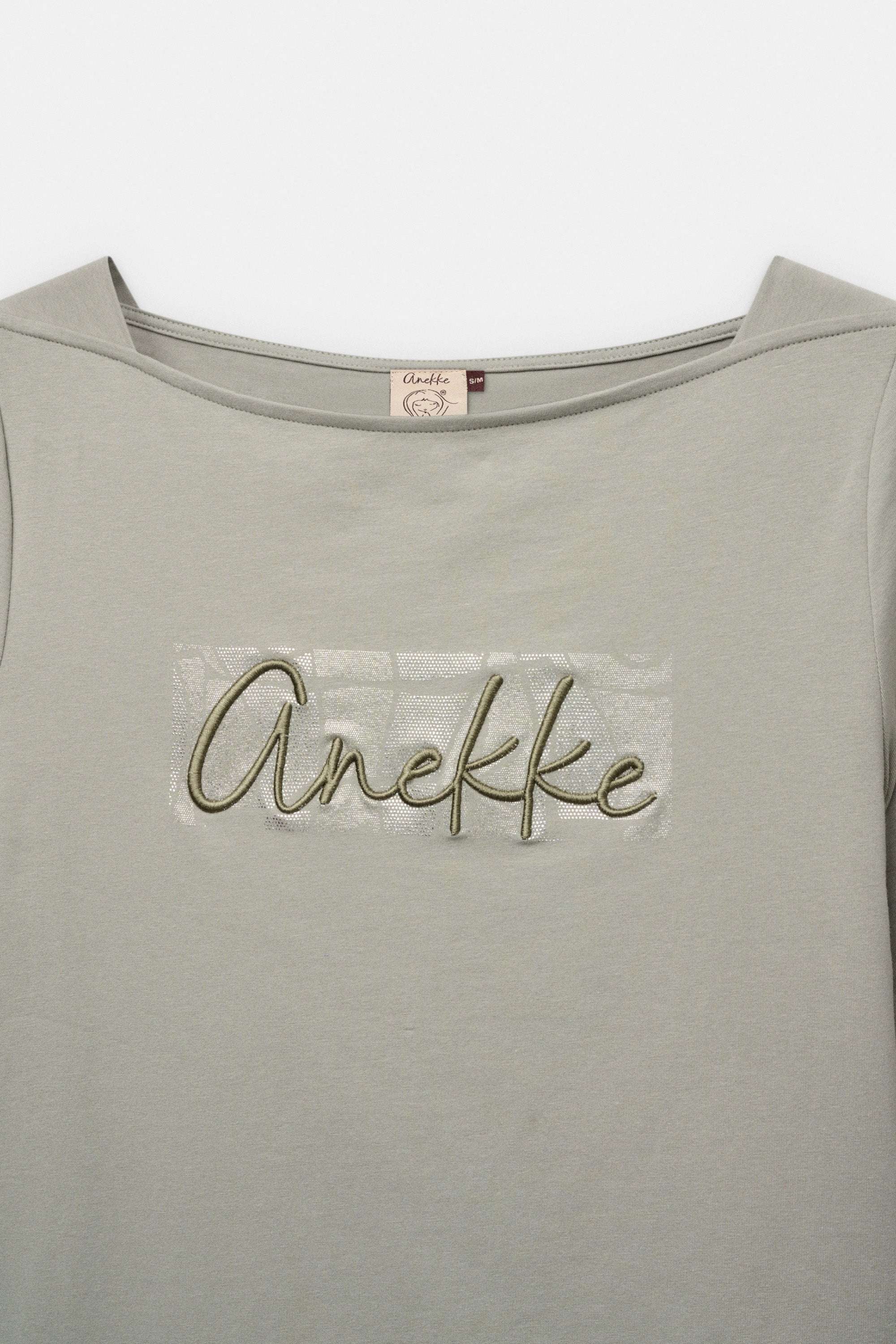 Camiseta de manga larga y logo