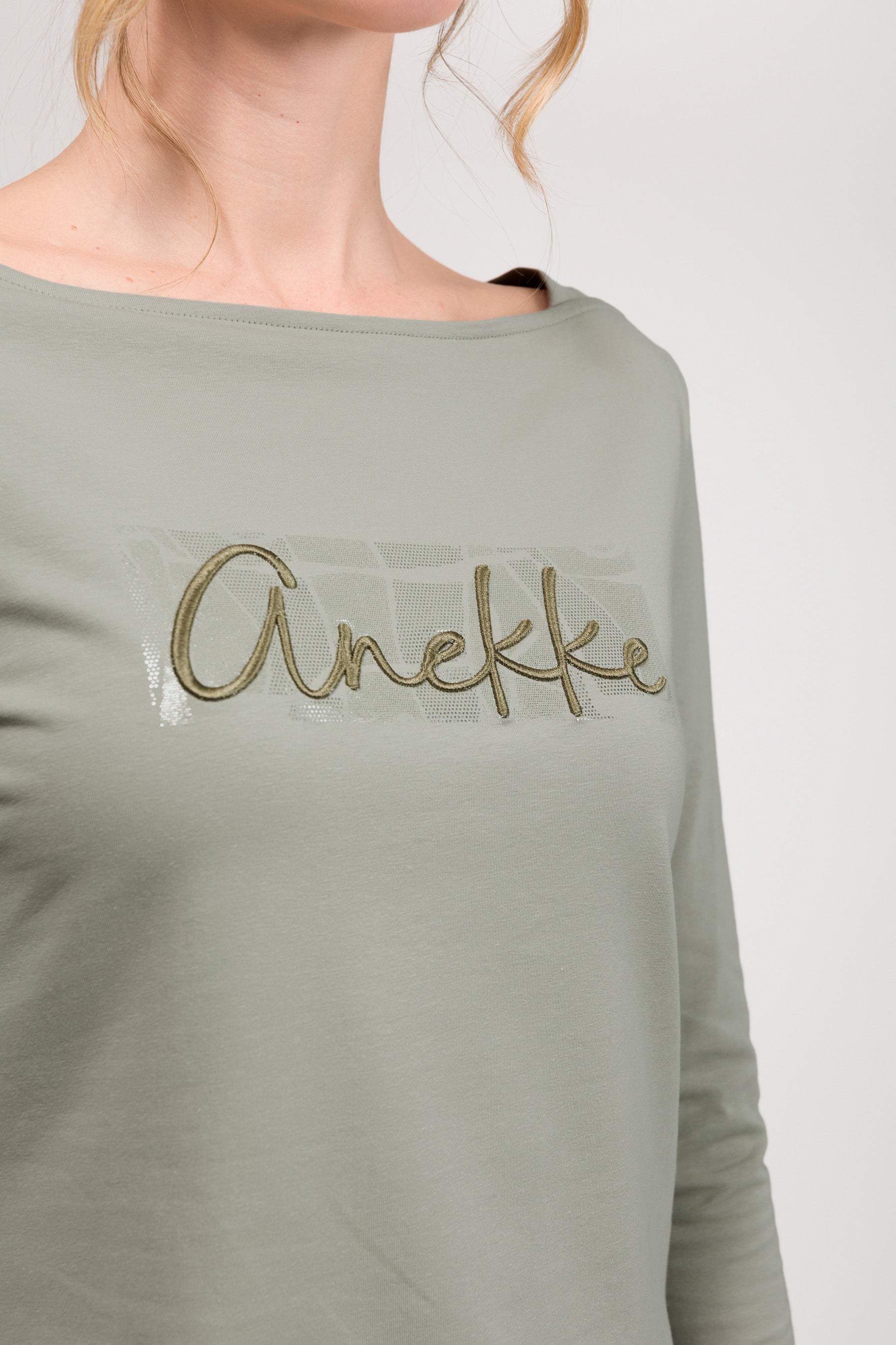 Camiseta de manga larga y logo