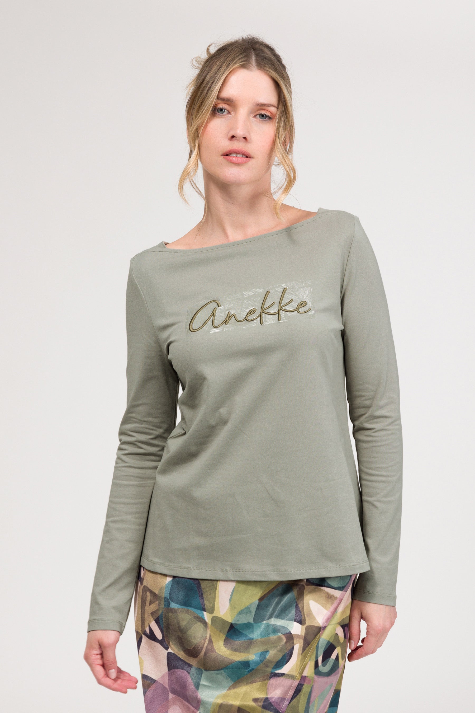 Camiseta de manga larga y logo