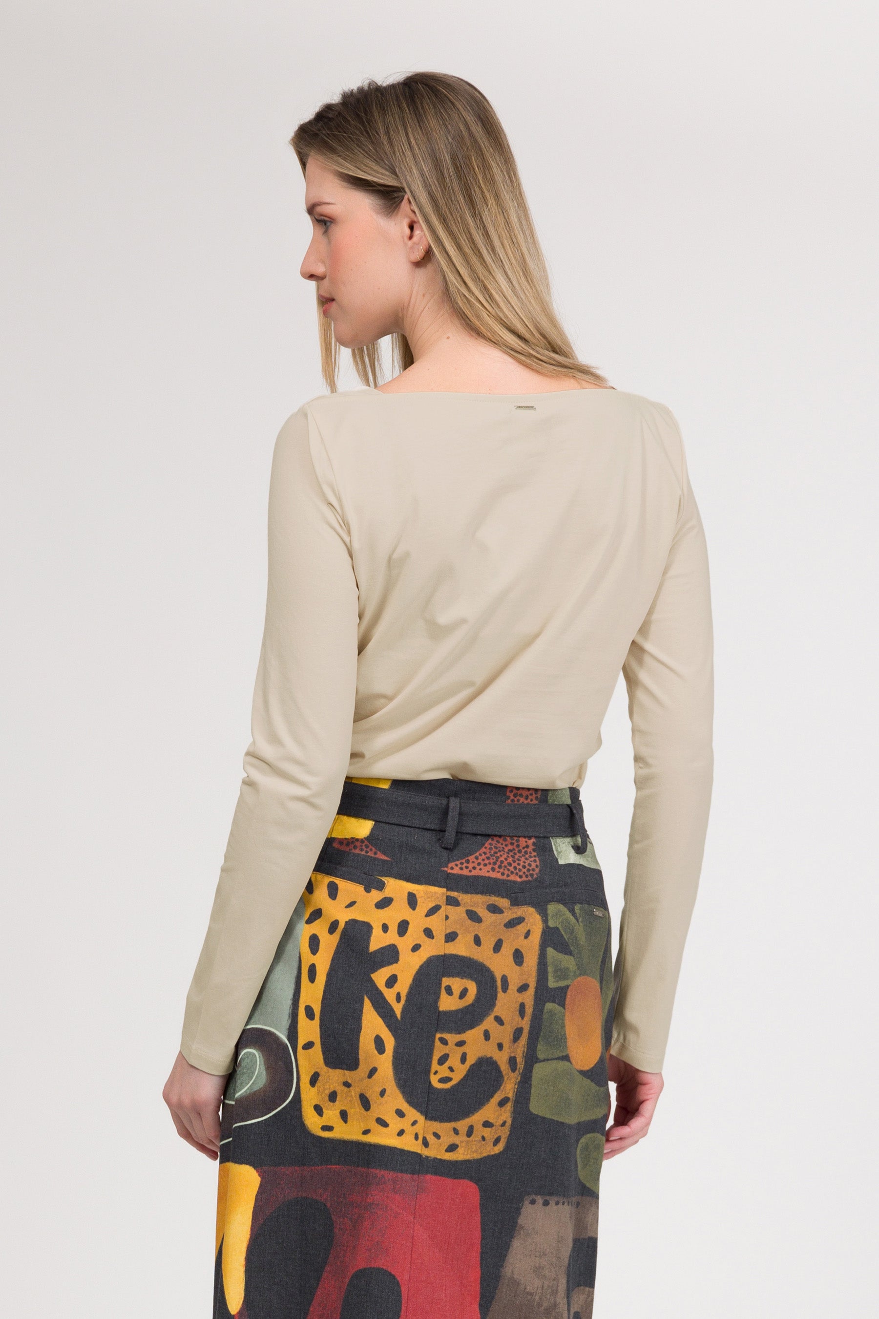 Camiseta de manga larga beige y logo