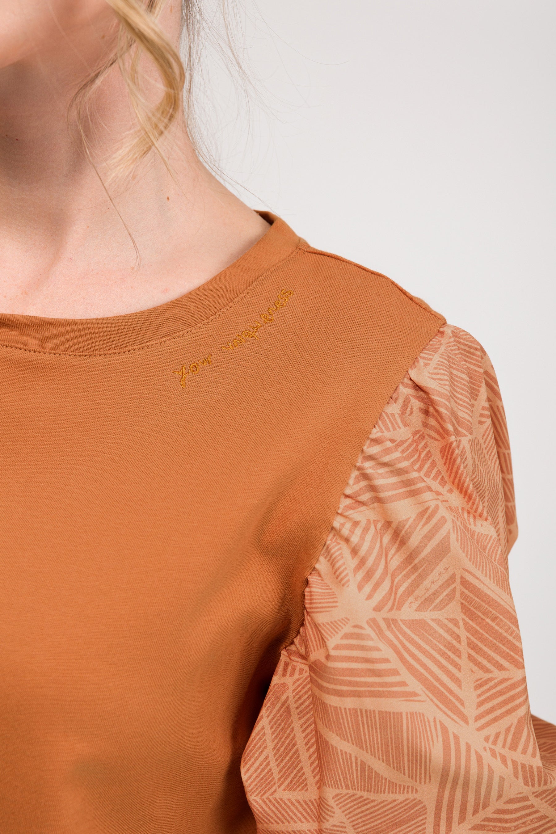 Camiseta con mangas abullonadas y print