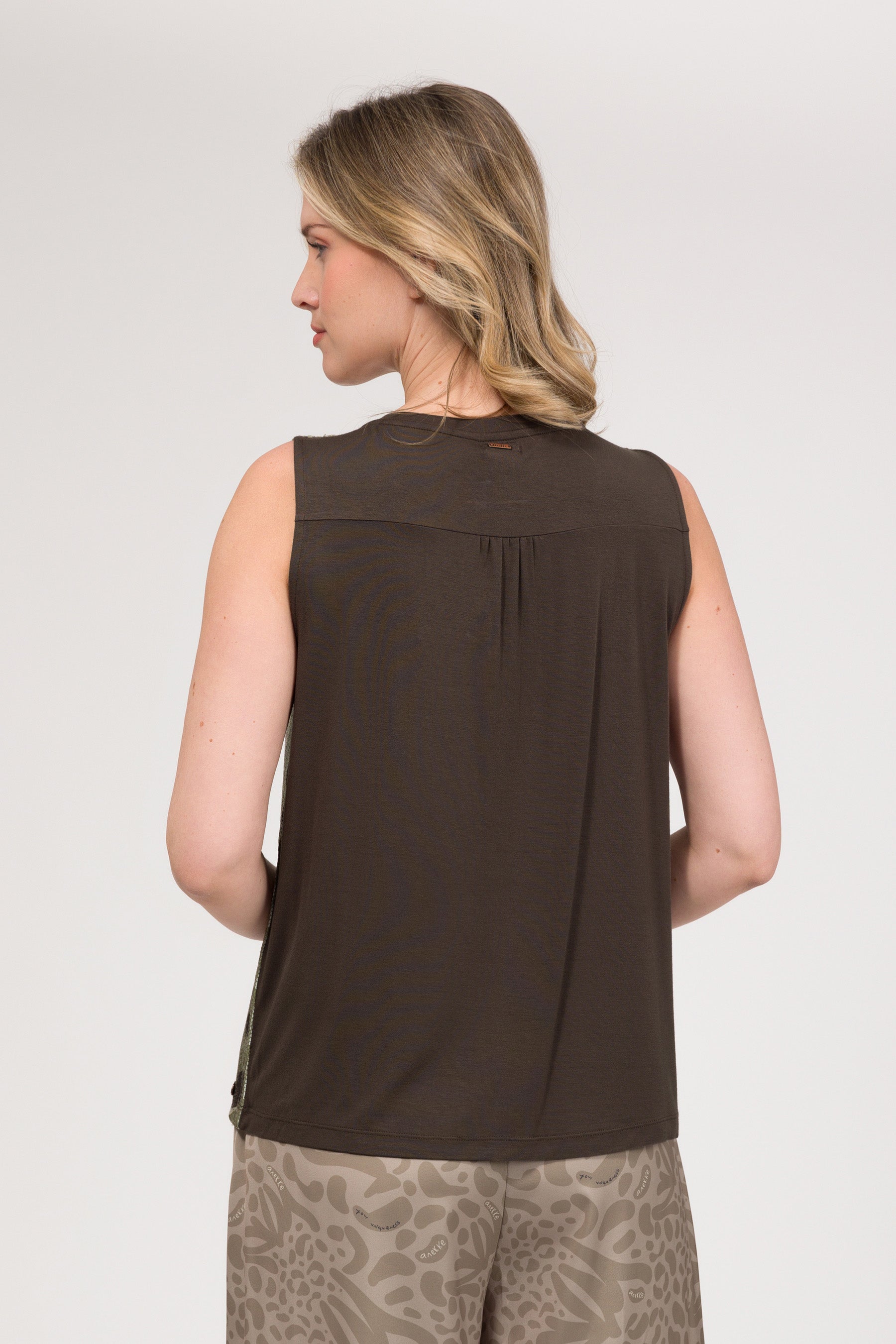 Camiseta beige con lentejuelas