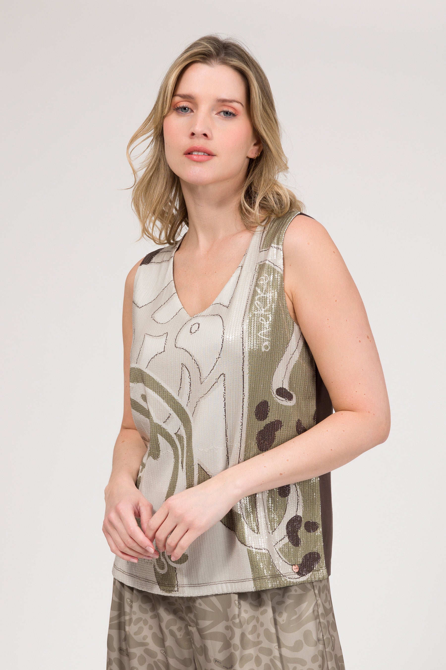 Camiseta beige con lentejuelas