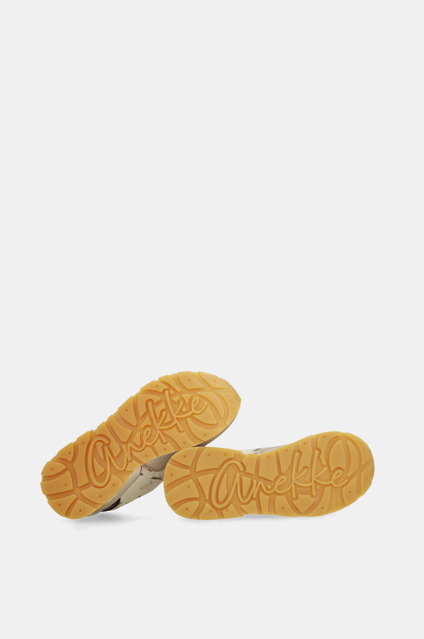 Deportivos beige y dorados