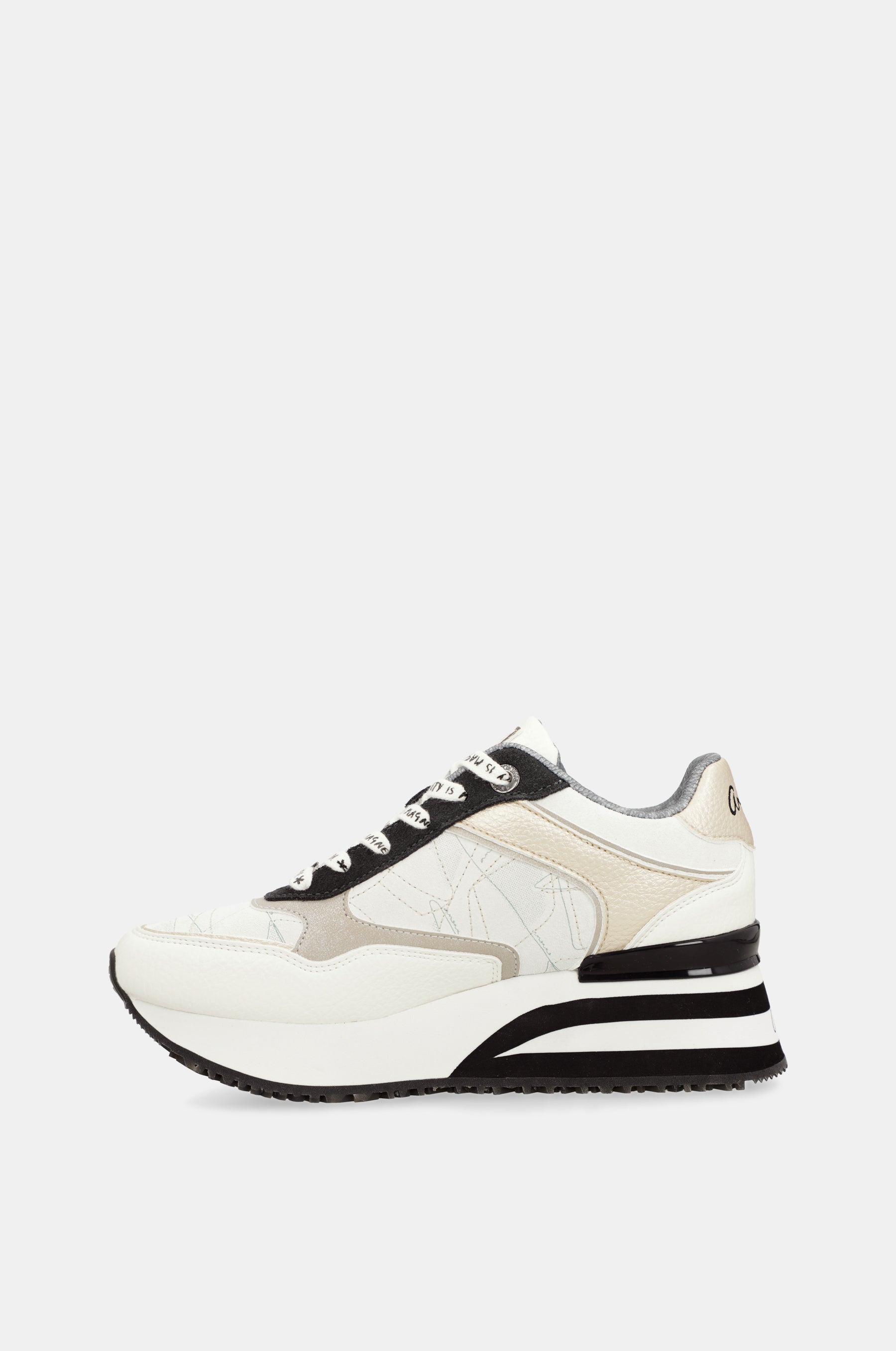 Deportivos blancos con detalles en negro