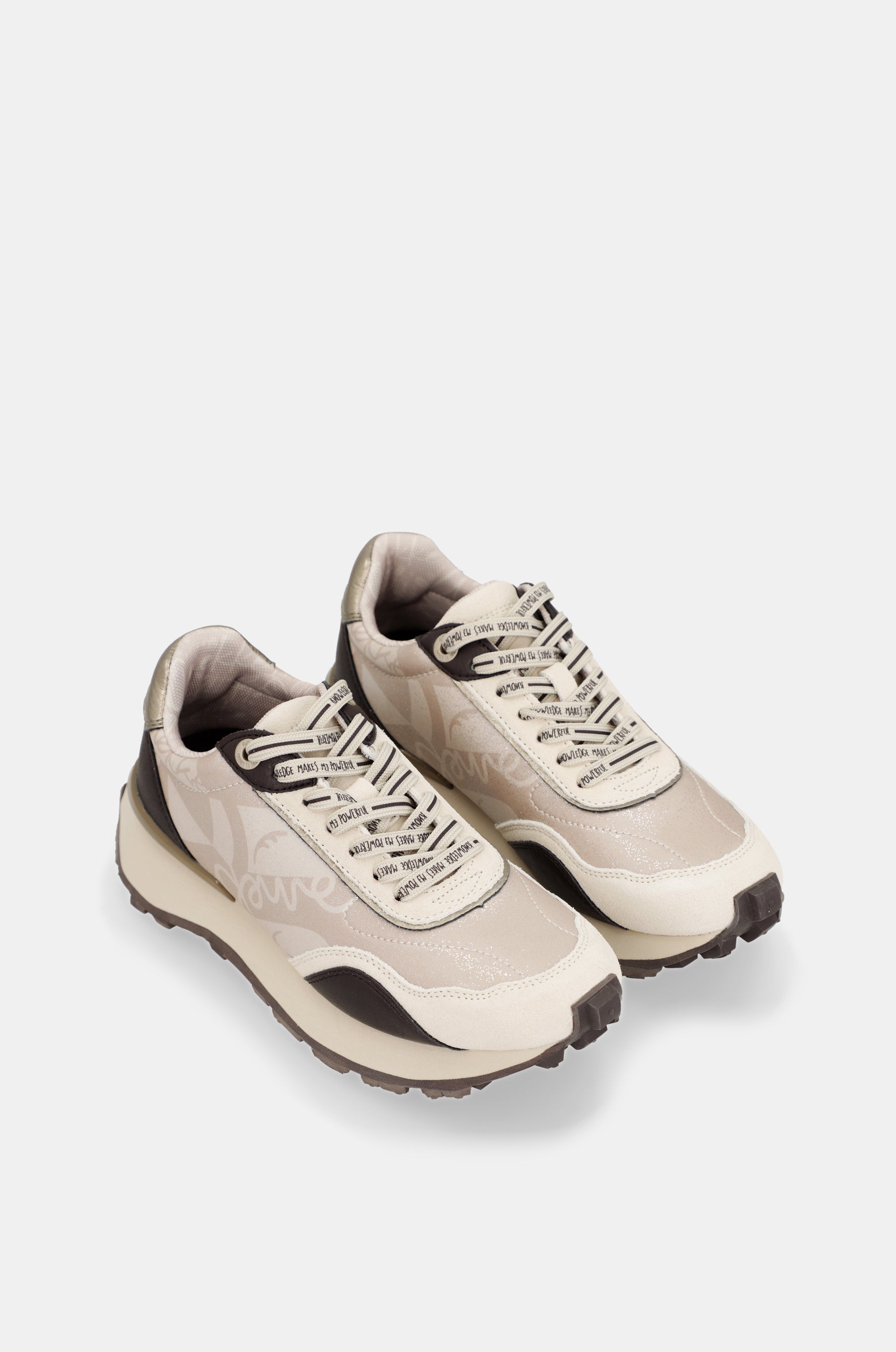 Deportivos beige con detalles en marrón