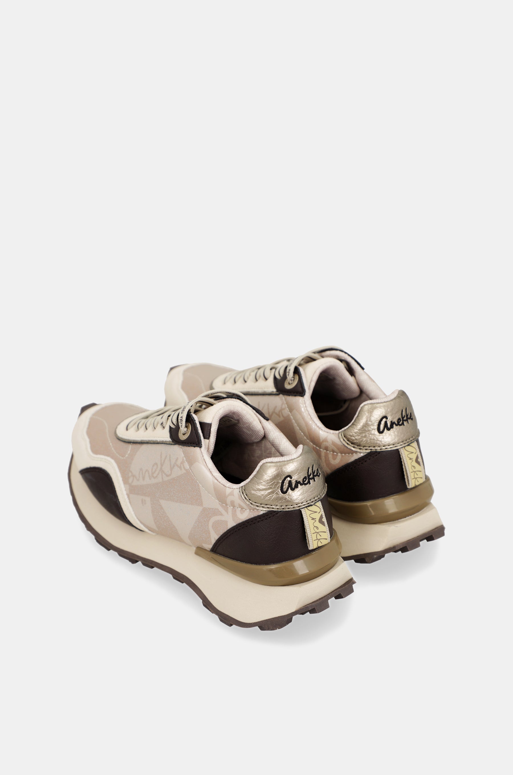 Deportivos beige con detalles en marrón