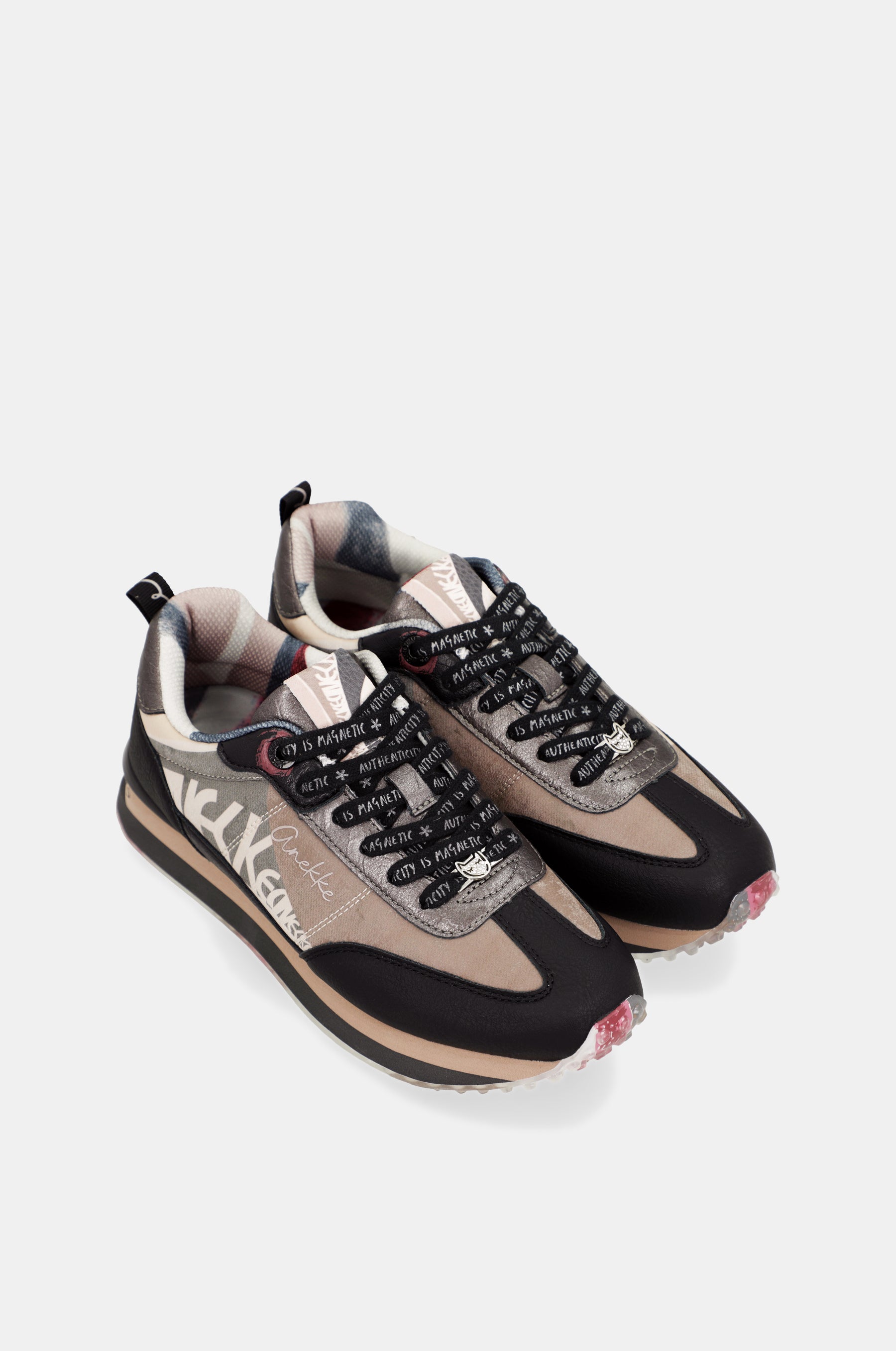 Deportivos negros y rosas