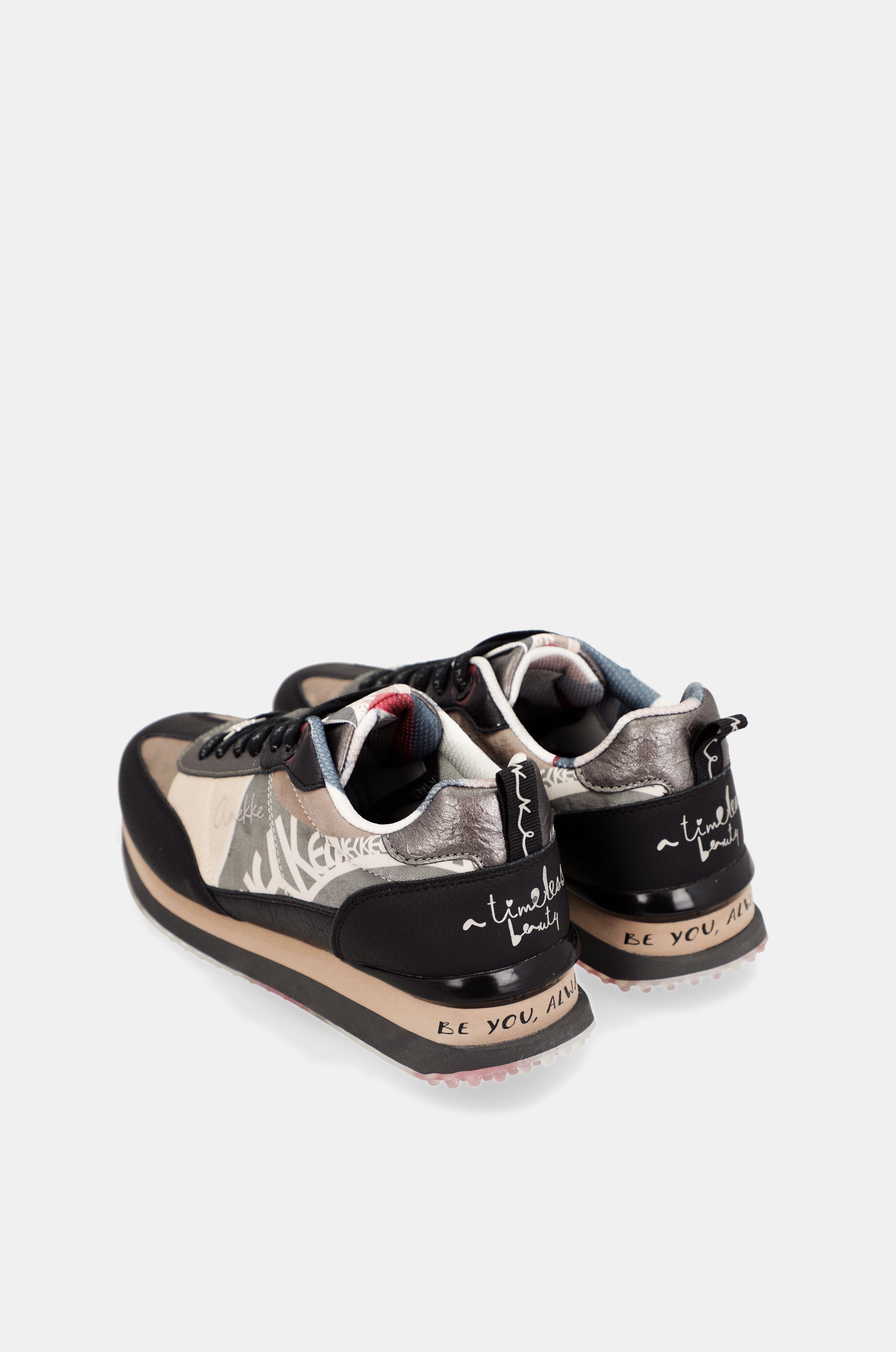 Deportivos negros y rosas