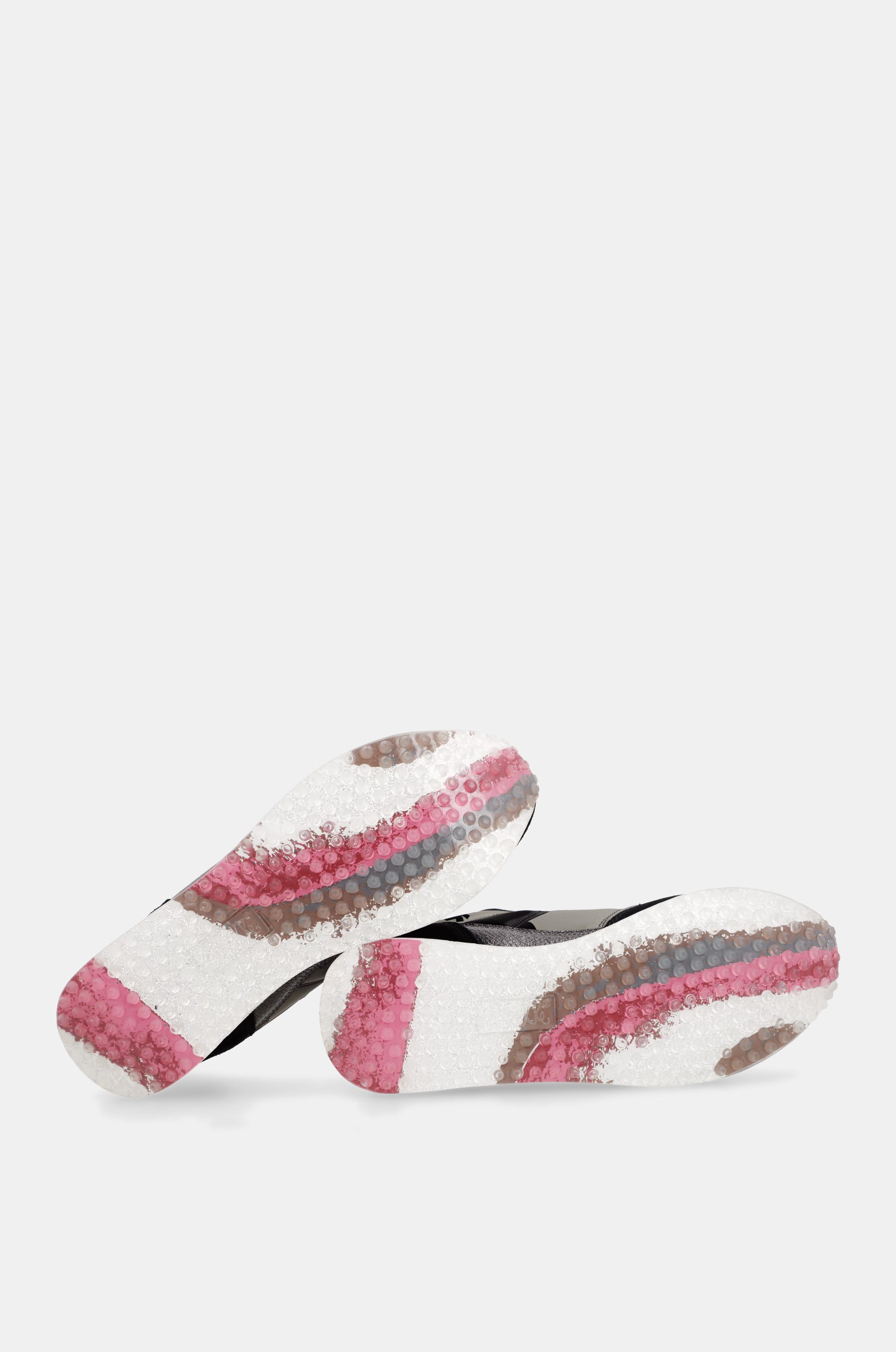 Deportivos negros y plomo