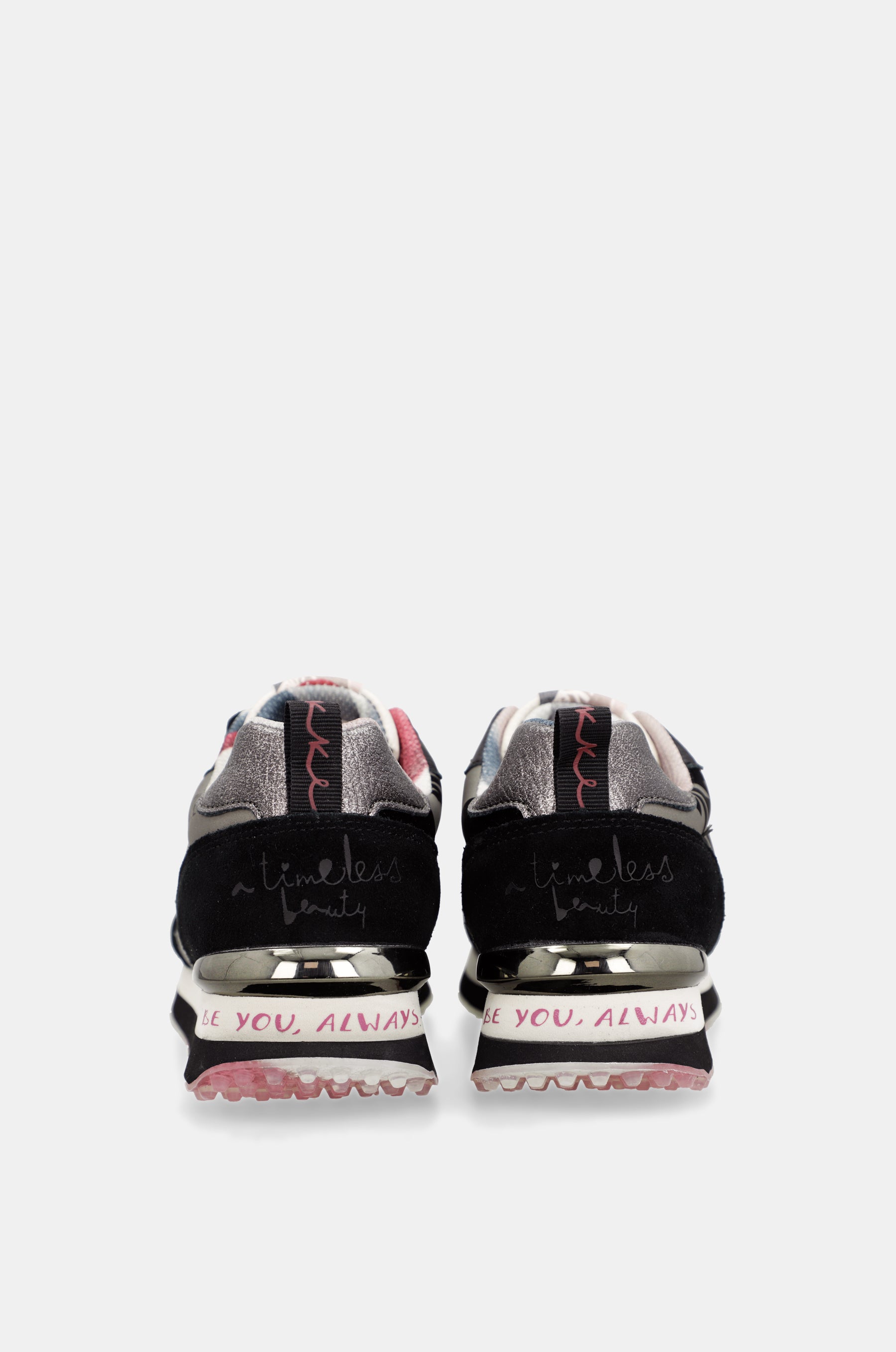 Deportivos negros y plomo