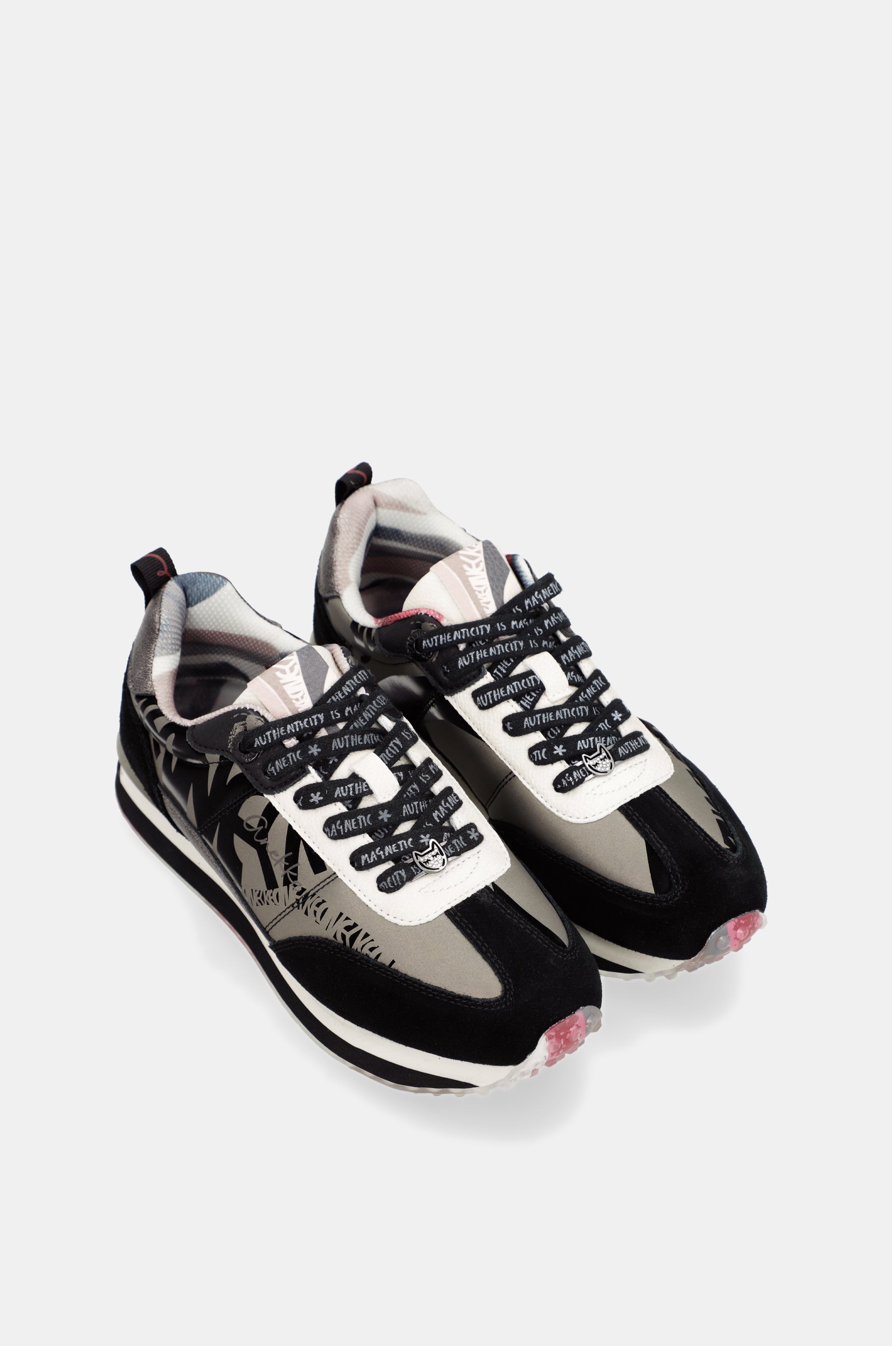 Deportivos negros y plomo