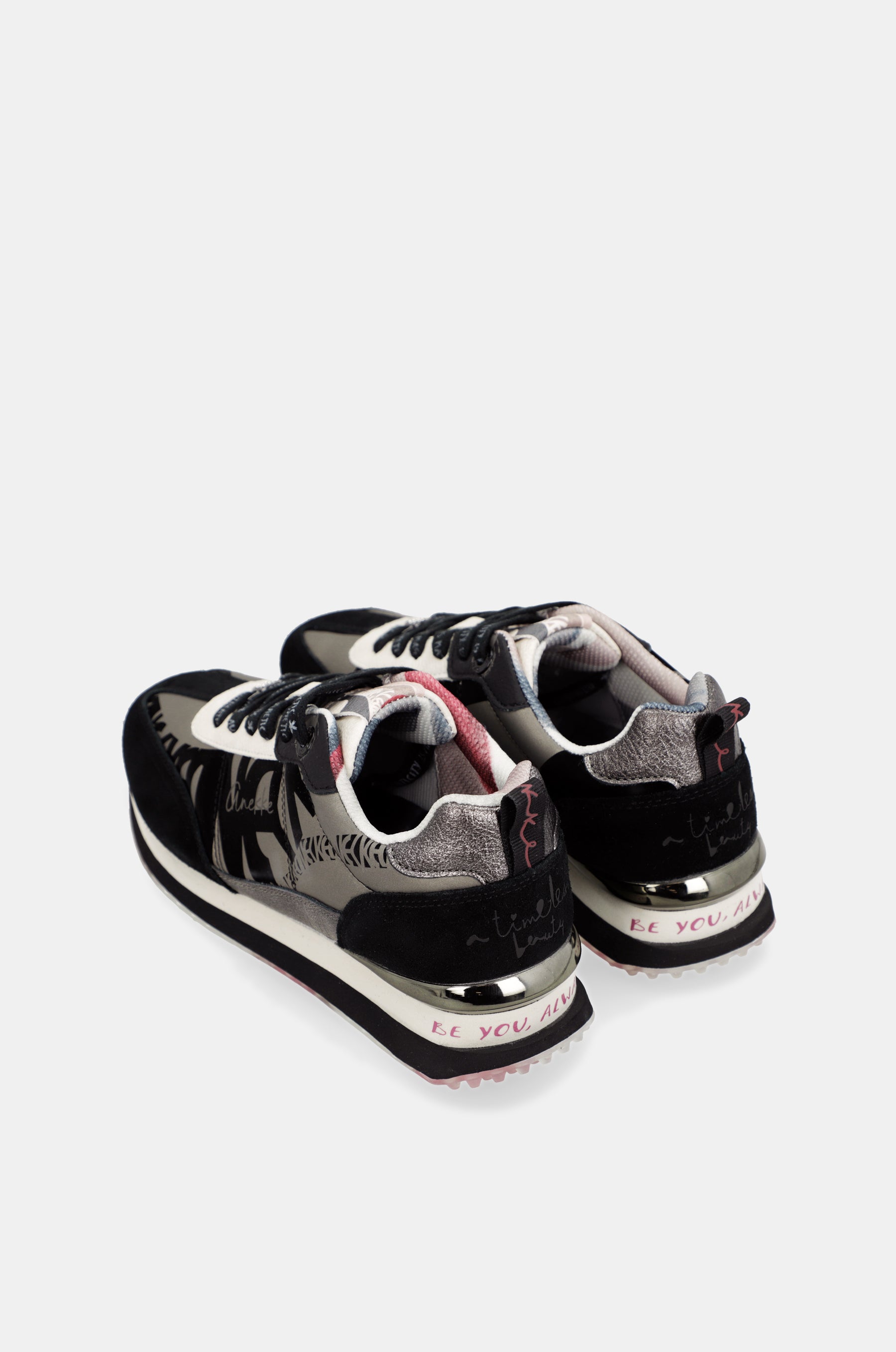 Deportivos negros y plomo