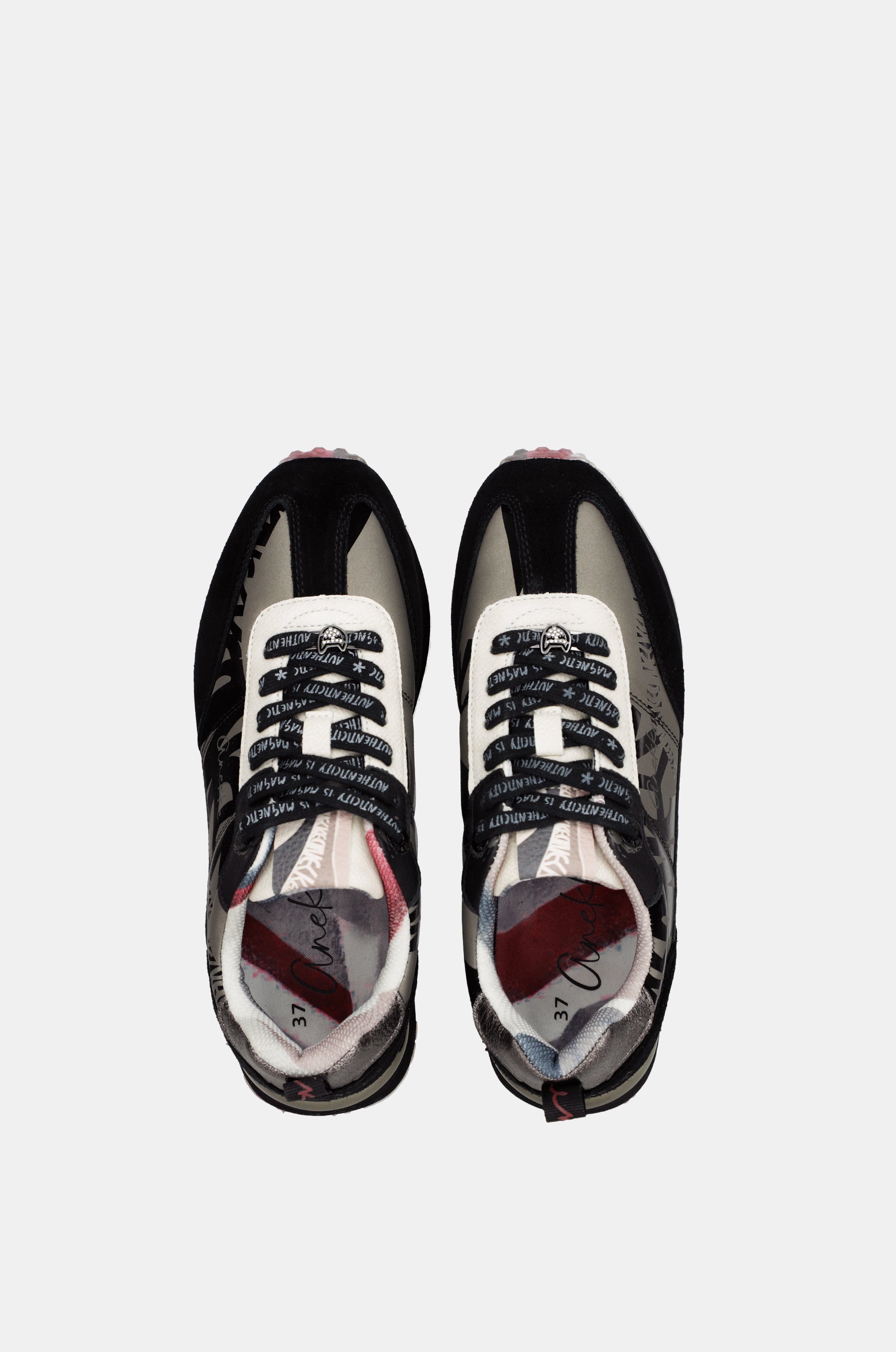 Deportivos negros y plomo