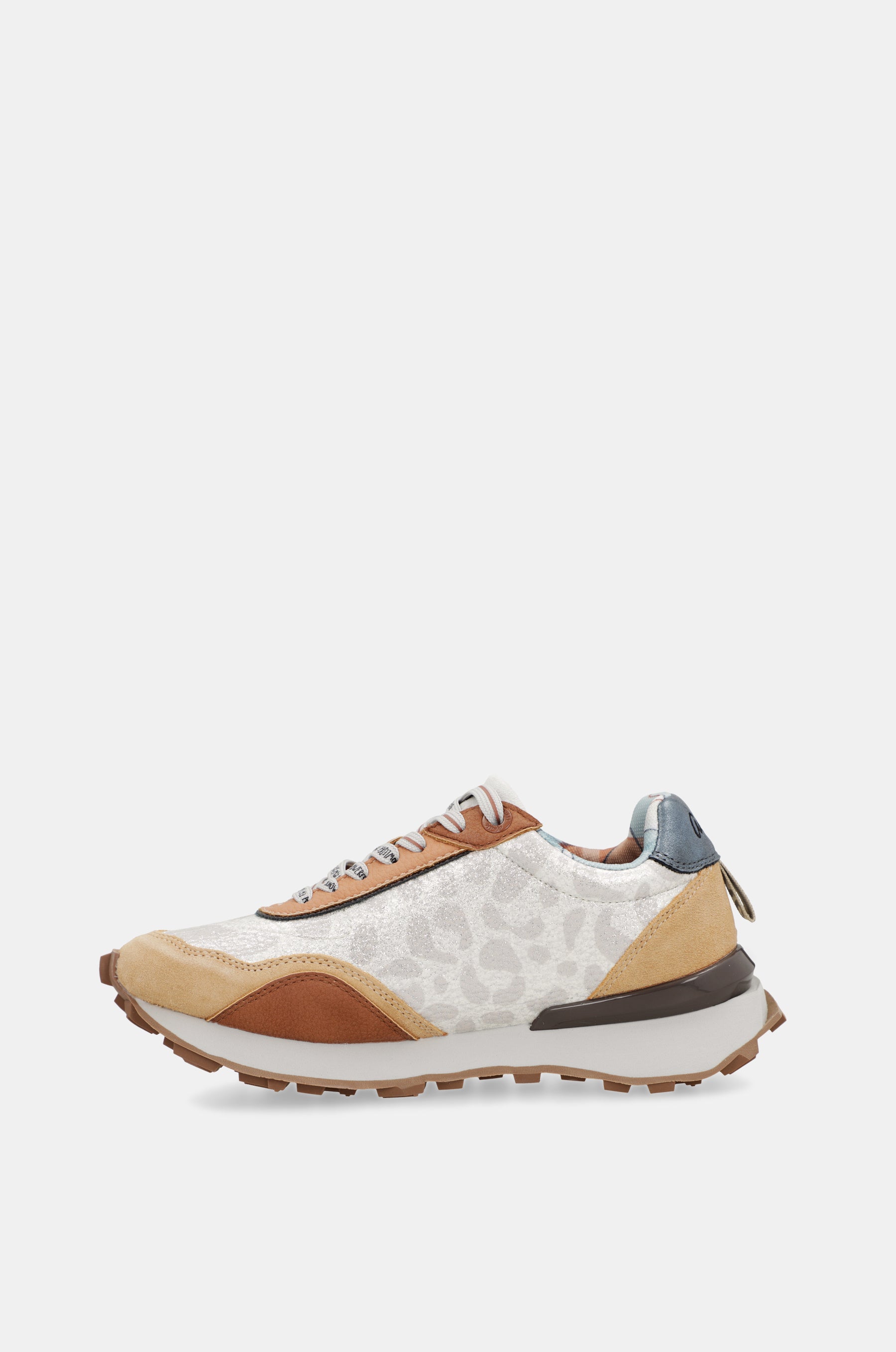 Deportivos beige y naranja