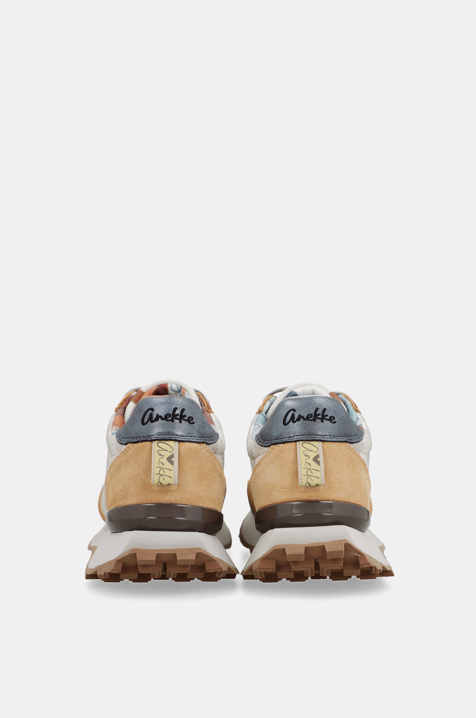 Deportivos beige y naranja