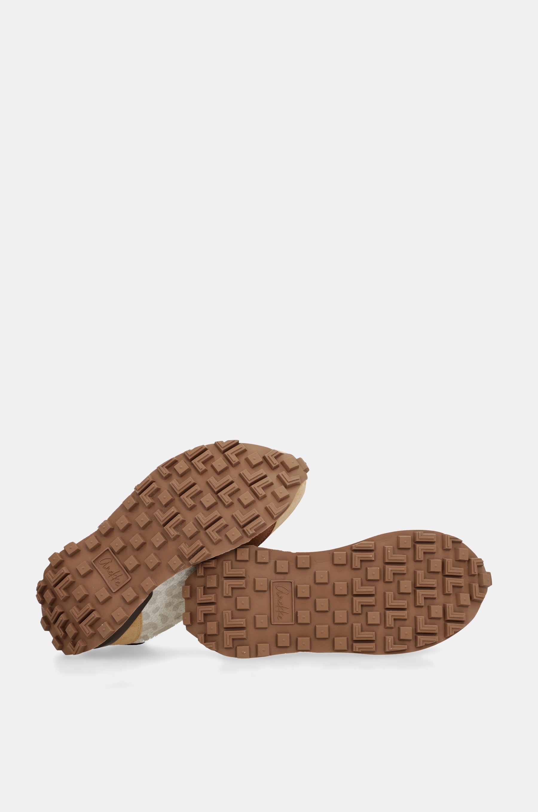 Deportivos beige y naranja