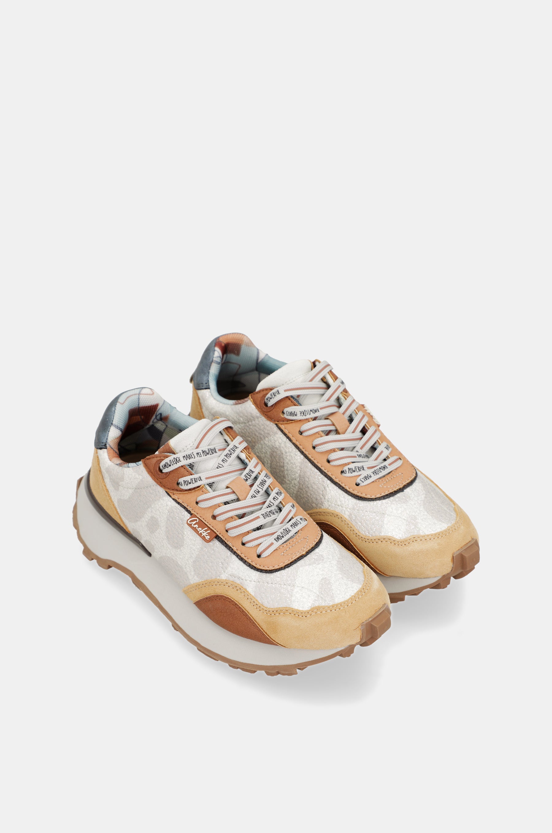 Deportivos beige y naranja