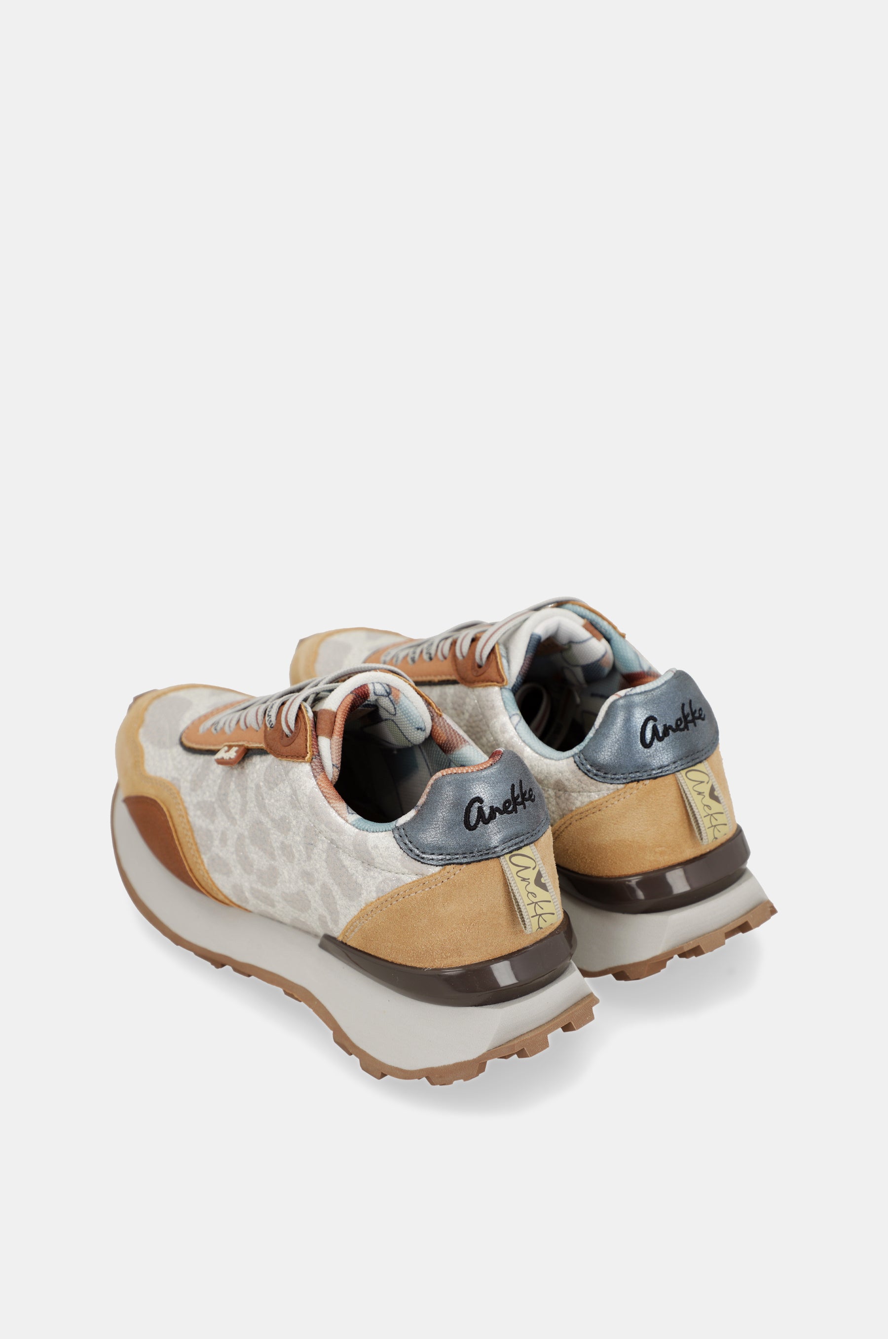 Deportivos beige y naranja