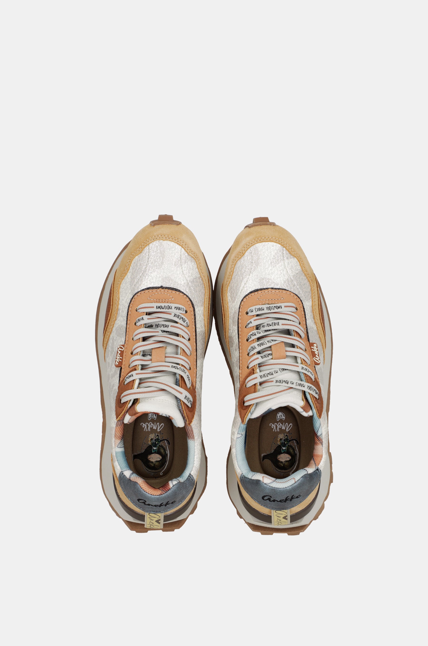 Deportivos beige y naranja