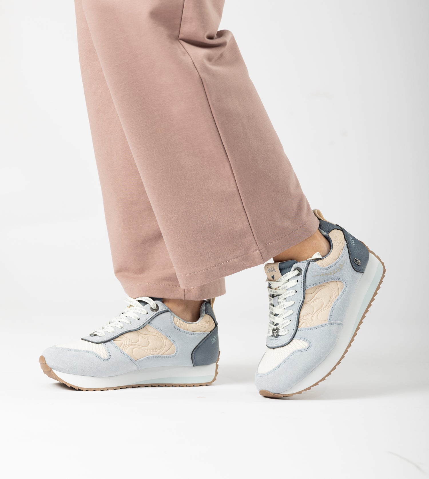 Deportivos azul Whispers