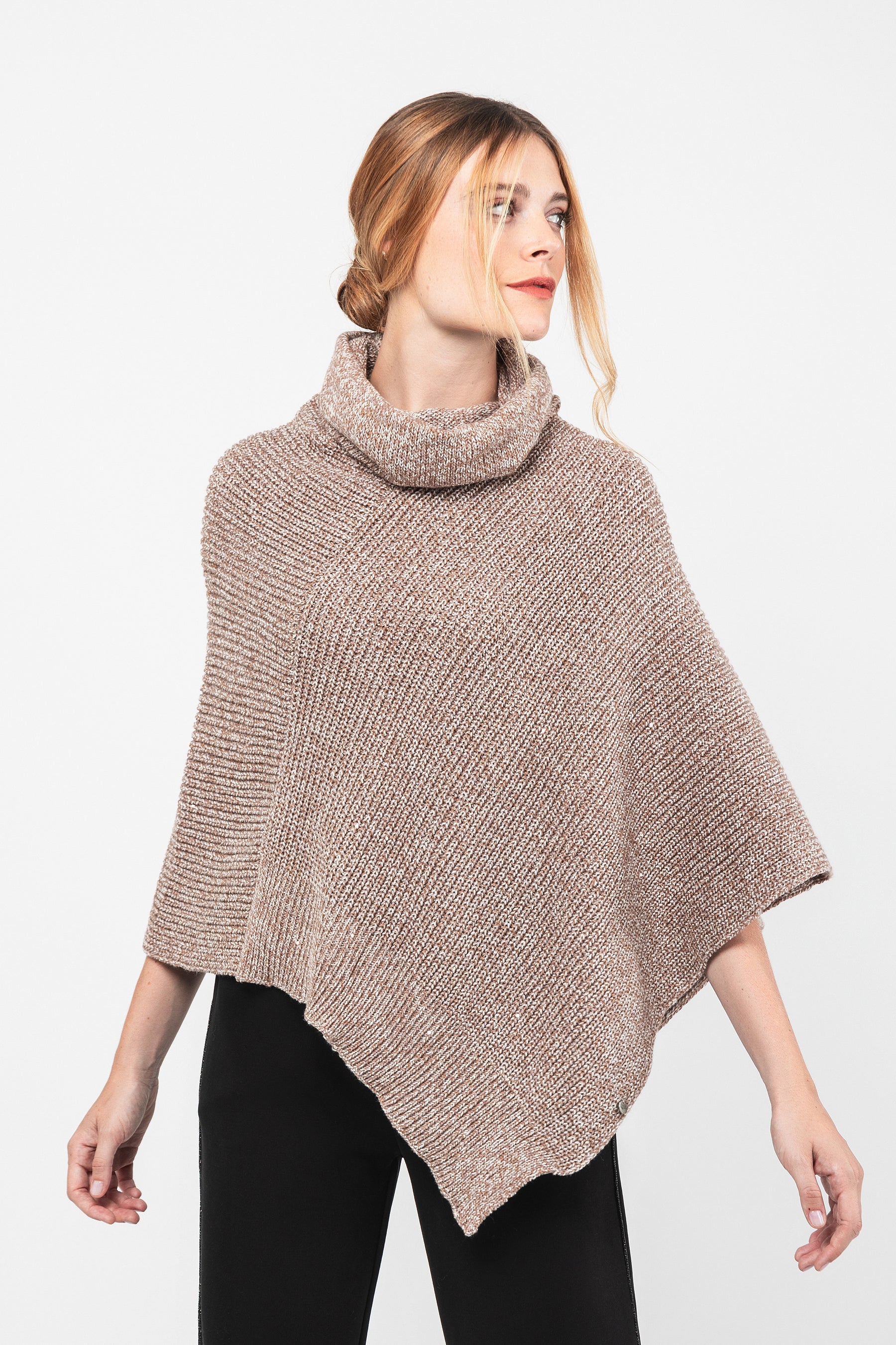 Poncho cuello alto beige