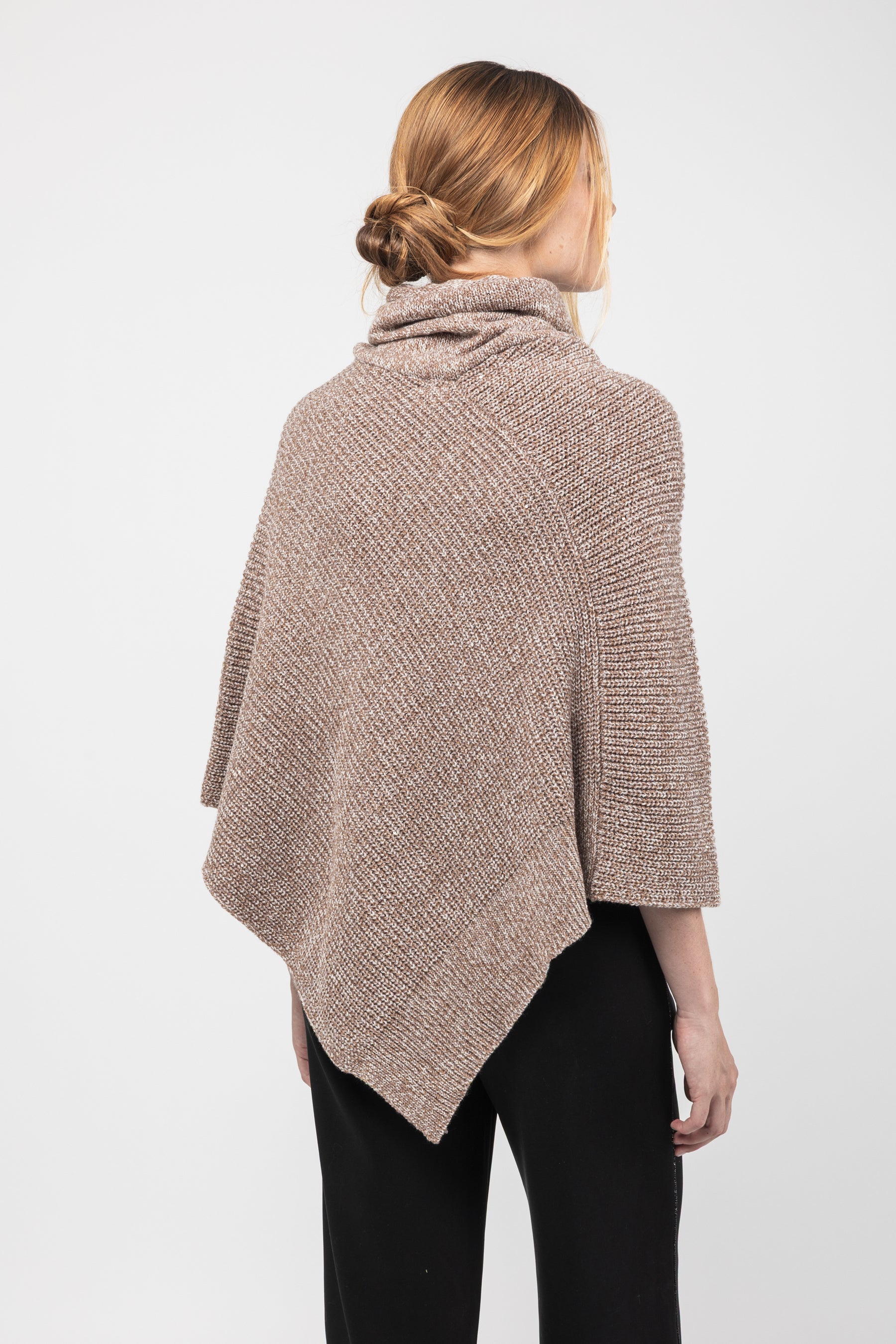 Poncho cuello alto beige