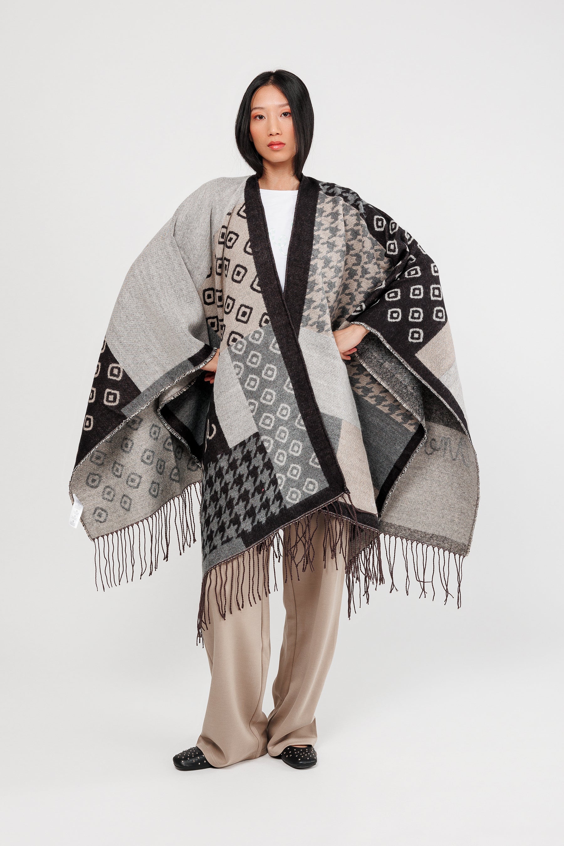 Poncho con flecos negro y beige