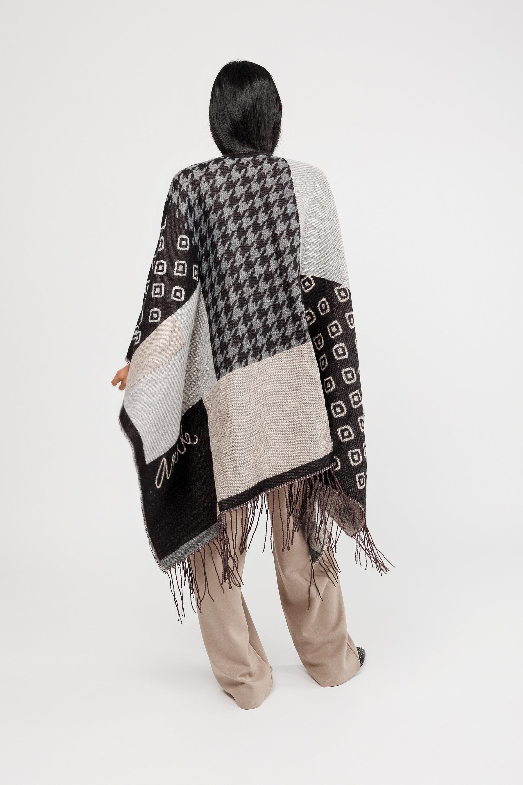 Poncho con flecos negro y beige