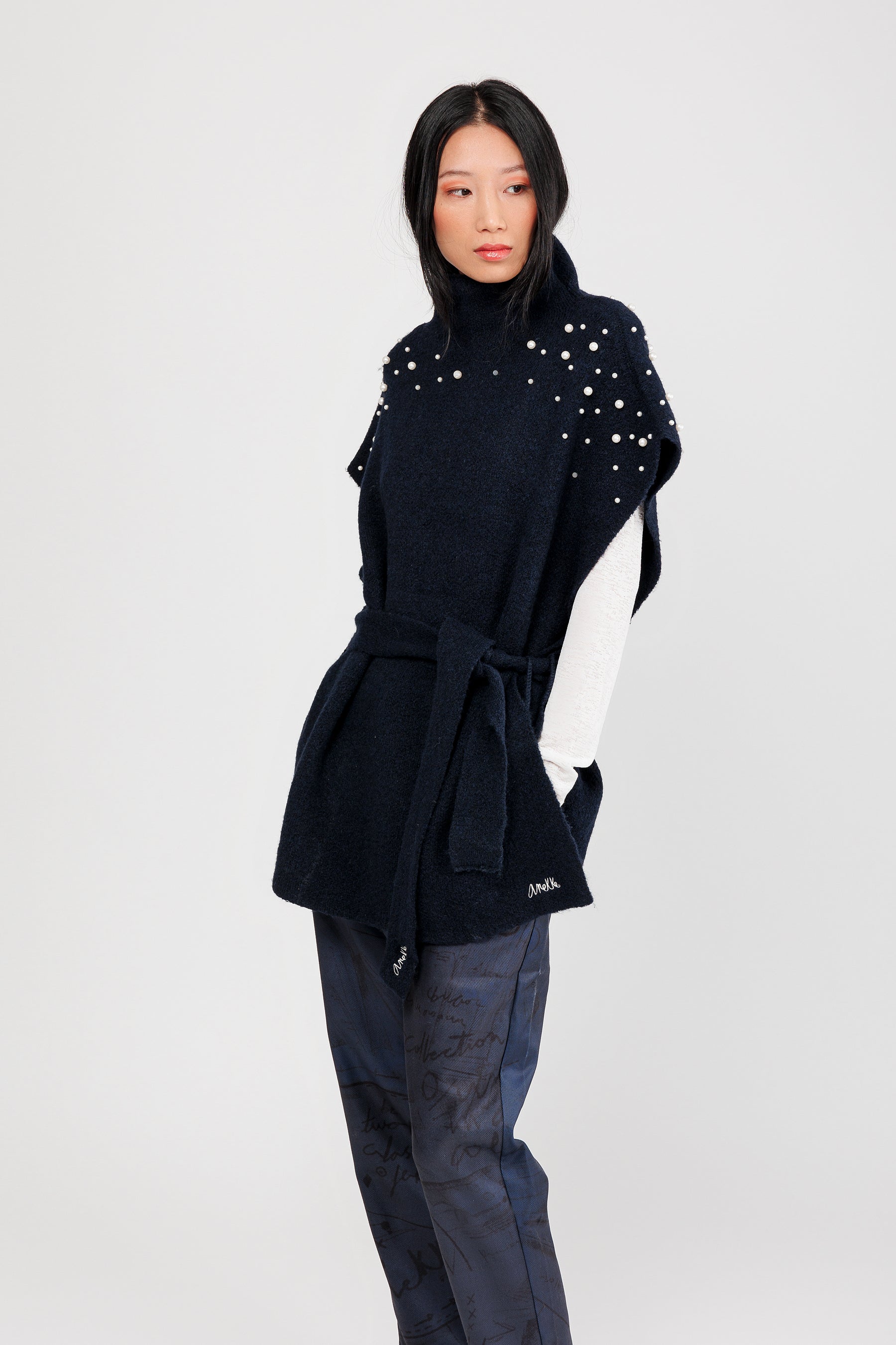Poncho cuello alto con cinturón azul